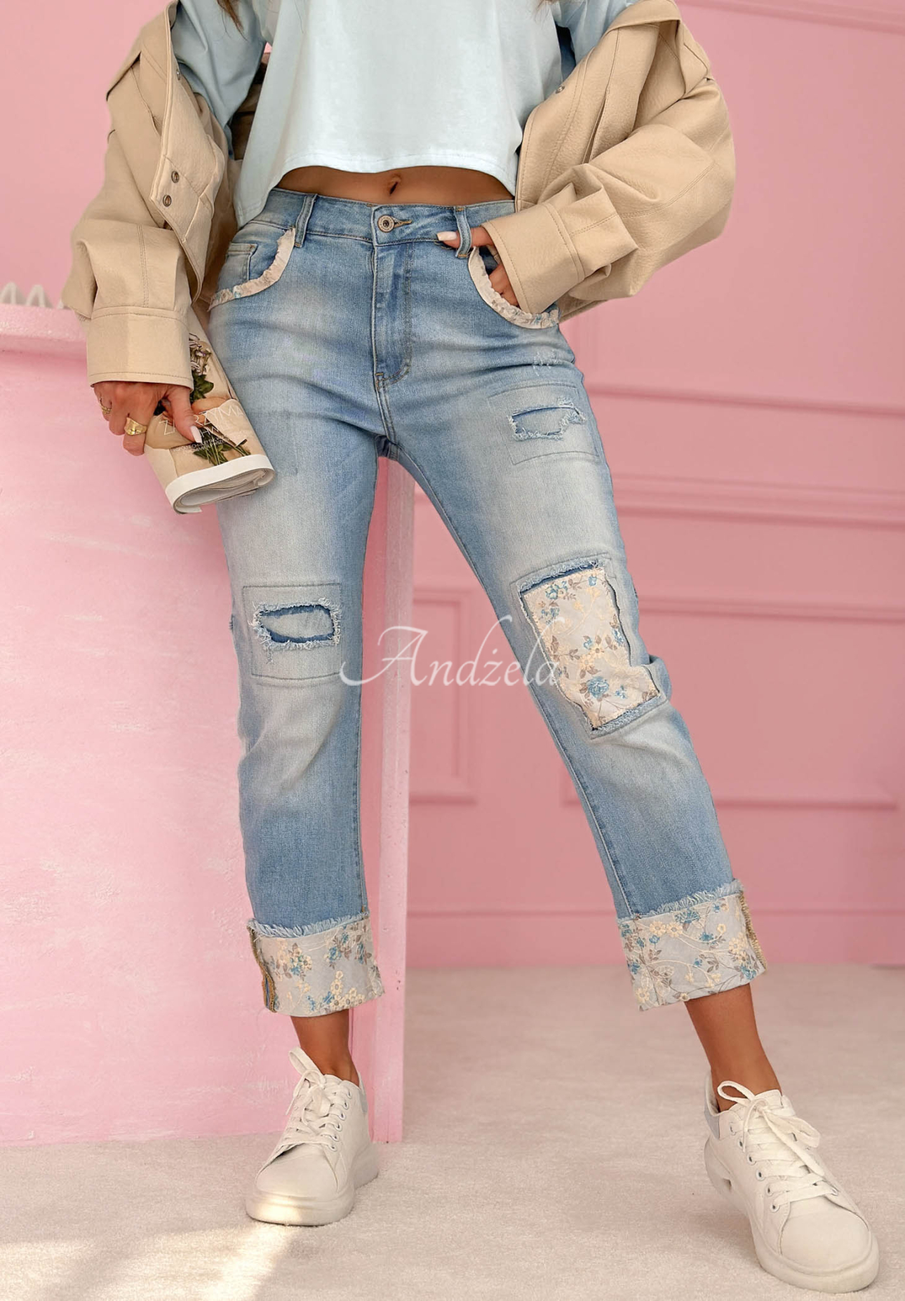 Džínsy mom fit s nášivkami Come Back Again svetlomodré