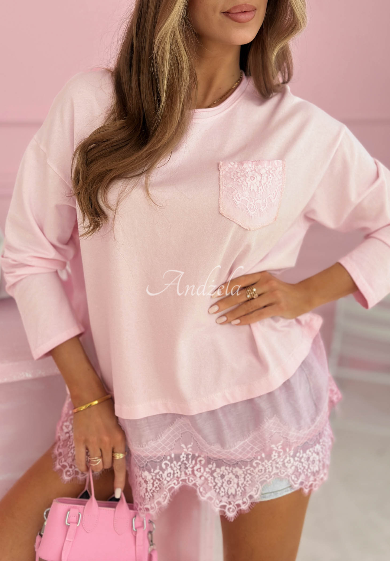Bavlnená blúzka s asymetrickou čipkou Lovely Choices púdrovo ružová