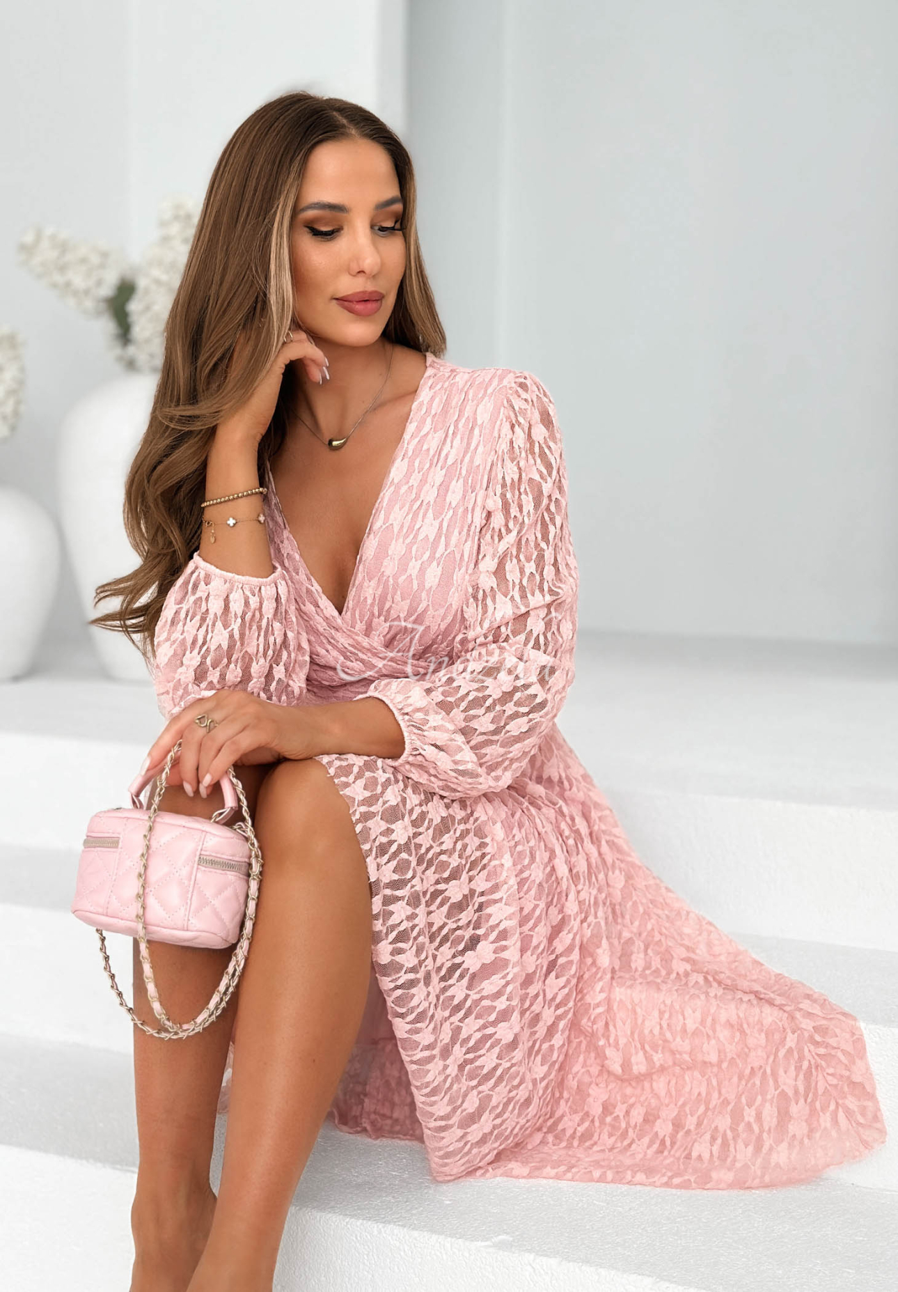 Čipkované šaty s nariaseným pásom Good Moment púdrovo ružová