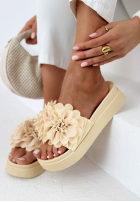 Šľapky  na platformie z kwiatami Larissa béžové