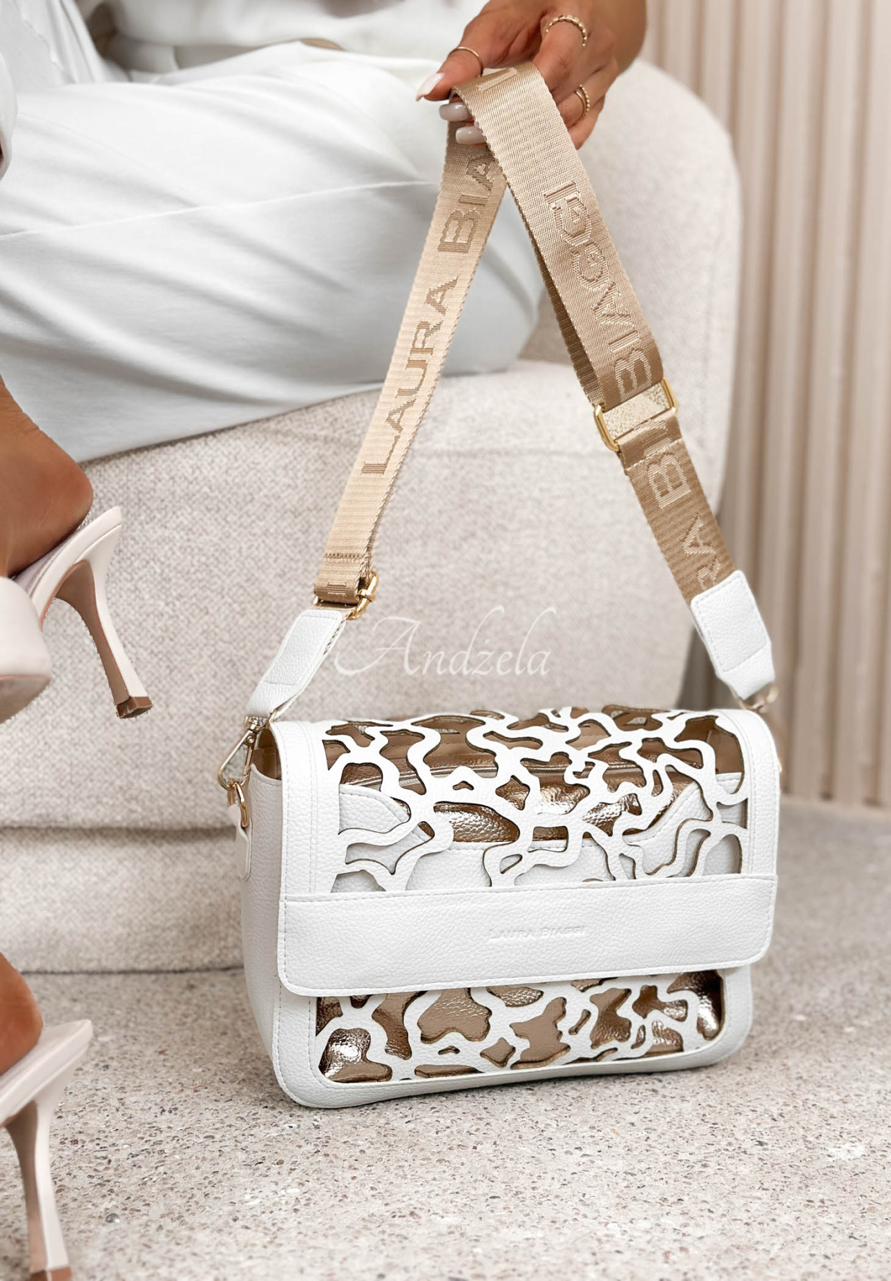 Kožená kabelka s ažúrovým vzorom a zlátením Rosanna Biela