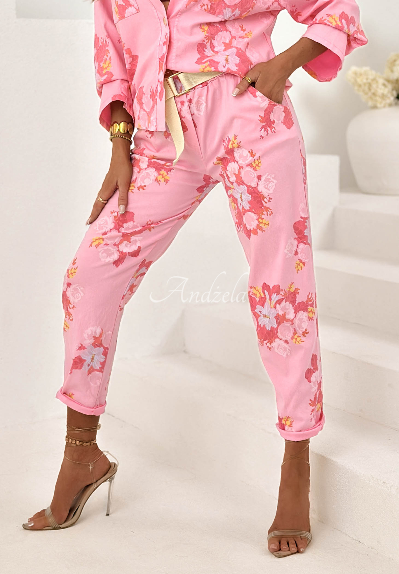 Kwieciste Nohavice mom fit z paskiem Sunny Blossom ružové