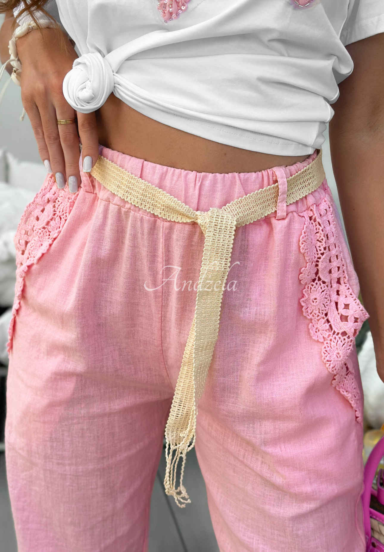 Ľanové nohavice mom fit s opaskom a čipkou Flora Villa ružové