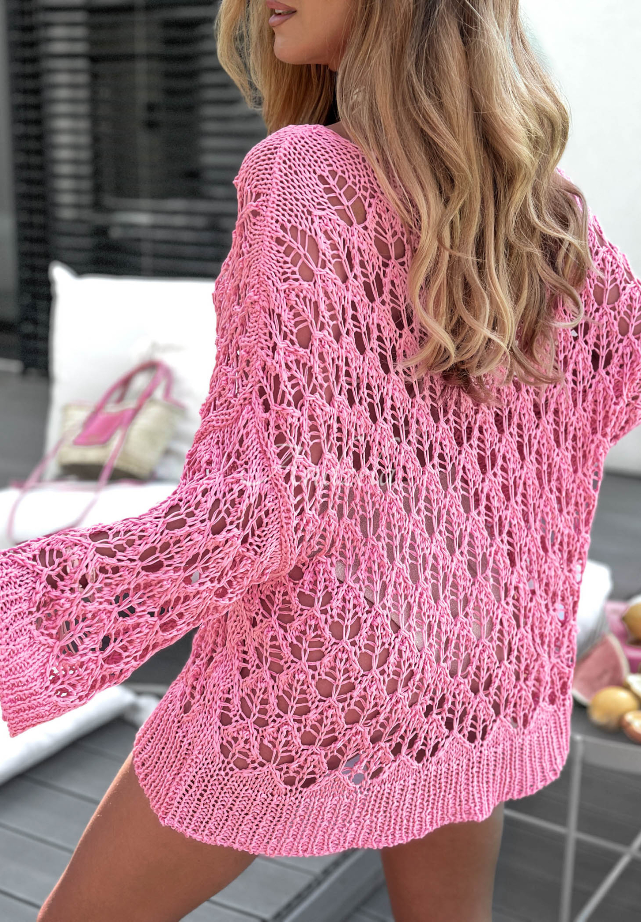 Ažúrový svweter oversize s výstrihom Dolce Marina ružový