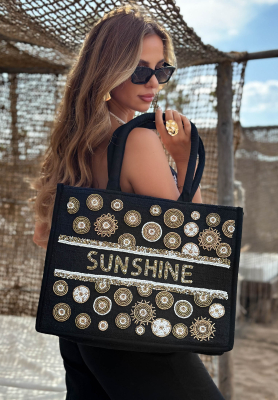 Pleten&aacute; kabelka vy&scaron;&iacute;van&aacute; kor&aacute;likmi boho Sunshine Beads čierna