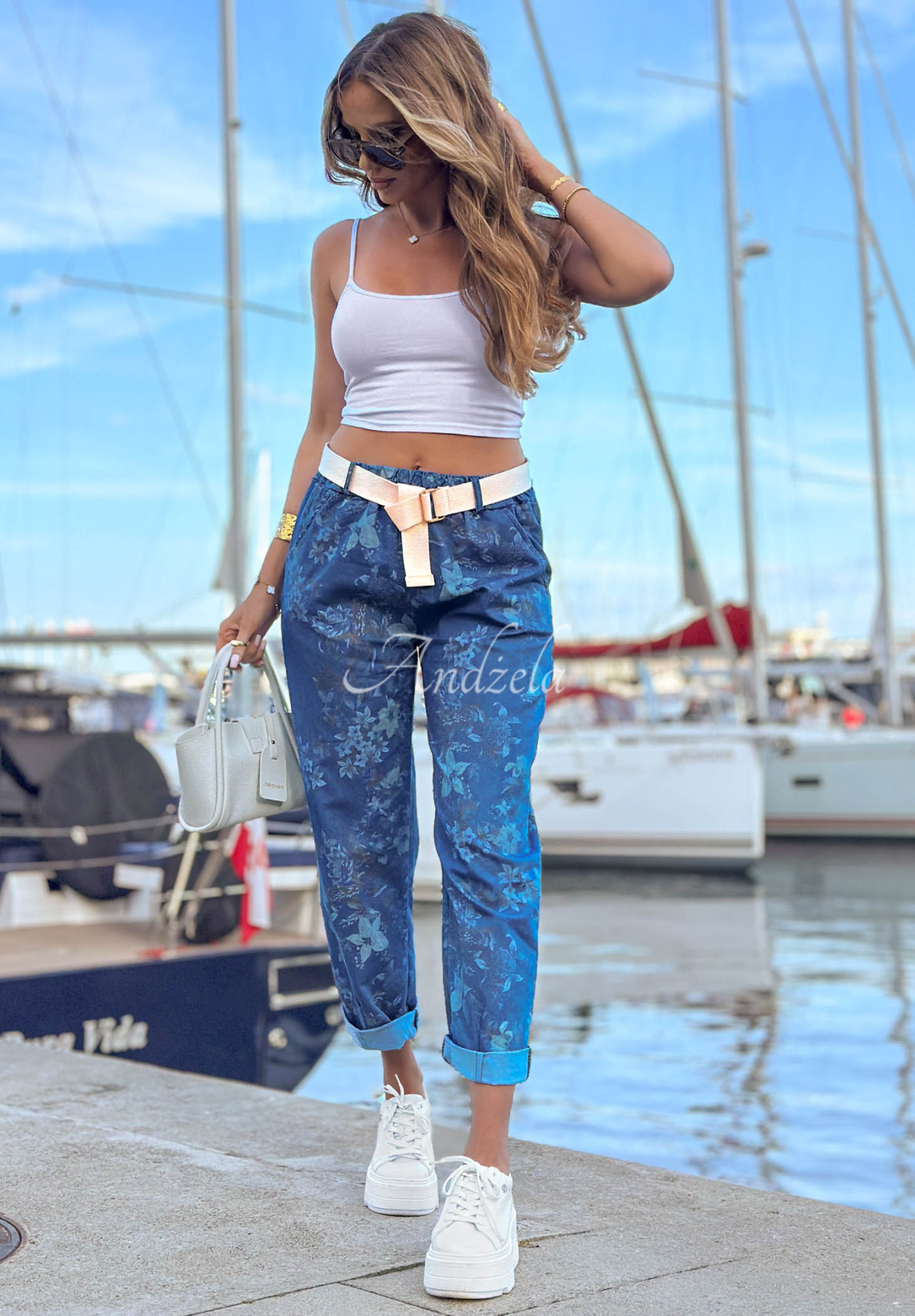Nohavice mom fit s kvetinovým vzorom Positano Bloom tmavomodré