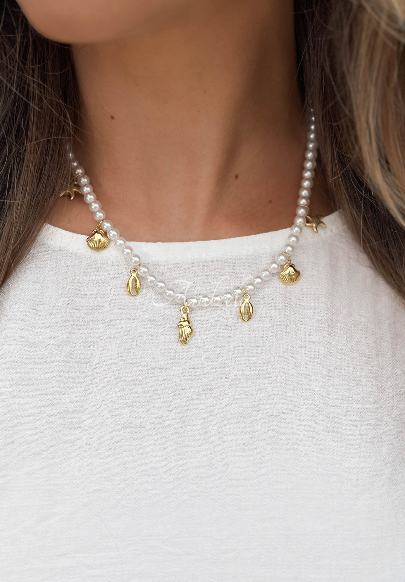 Náhrdelník s perlami a mušľami Pearl Essence zlatý