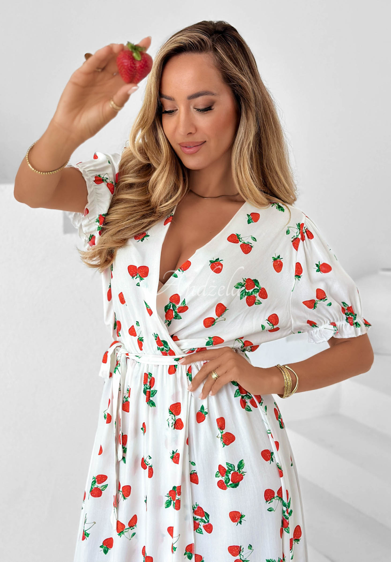 Viskózové šaty midi s opaskom s jahodami Strawberry Kiss Biela