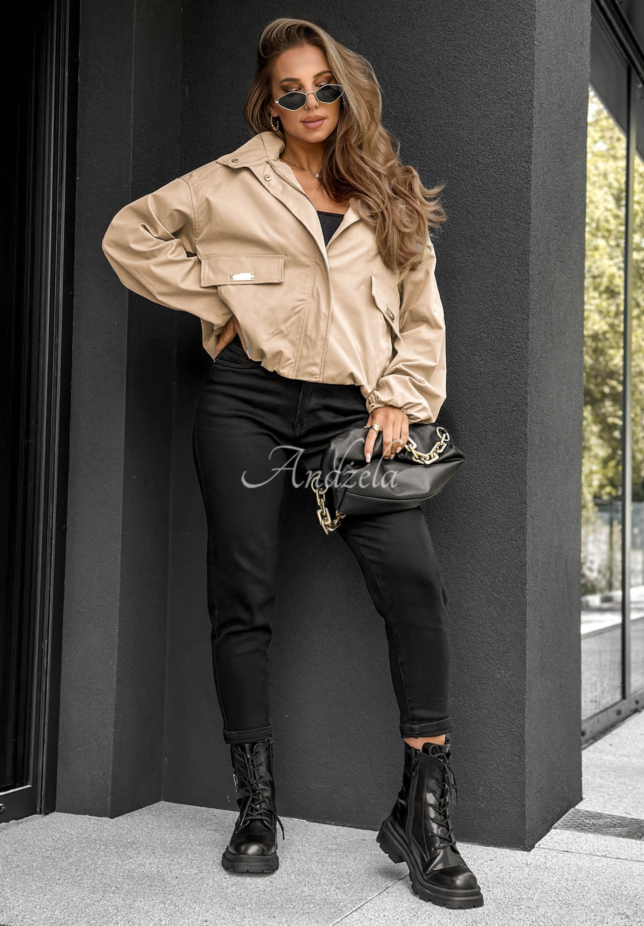 Krátka bomberka s kapucňou Street Chic béžová