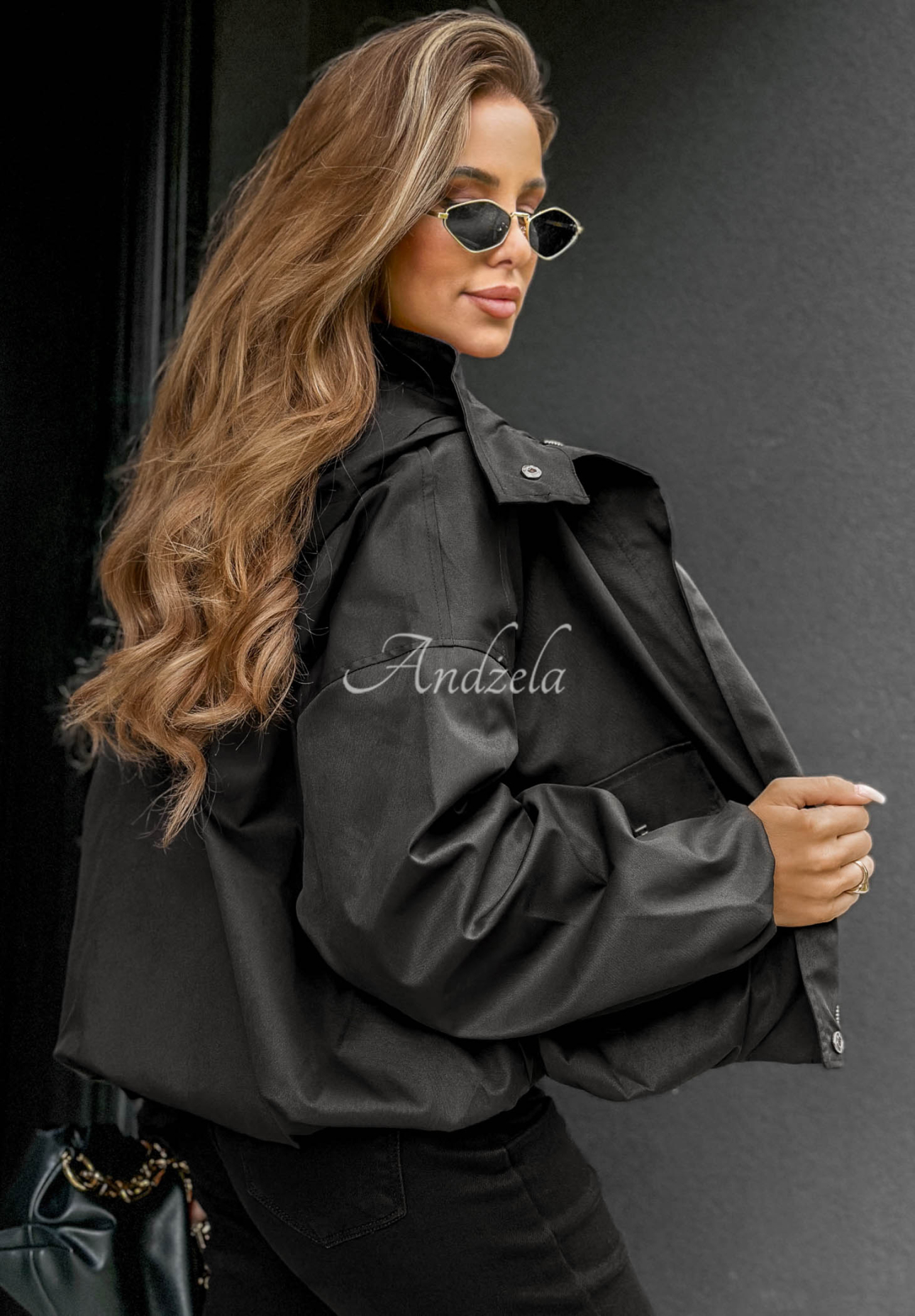 Krátka bomberka s kapucňou Street Chic čierna