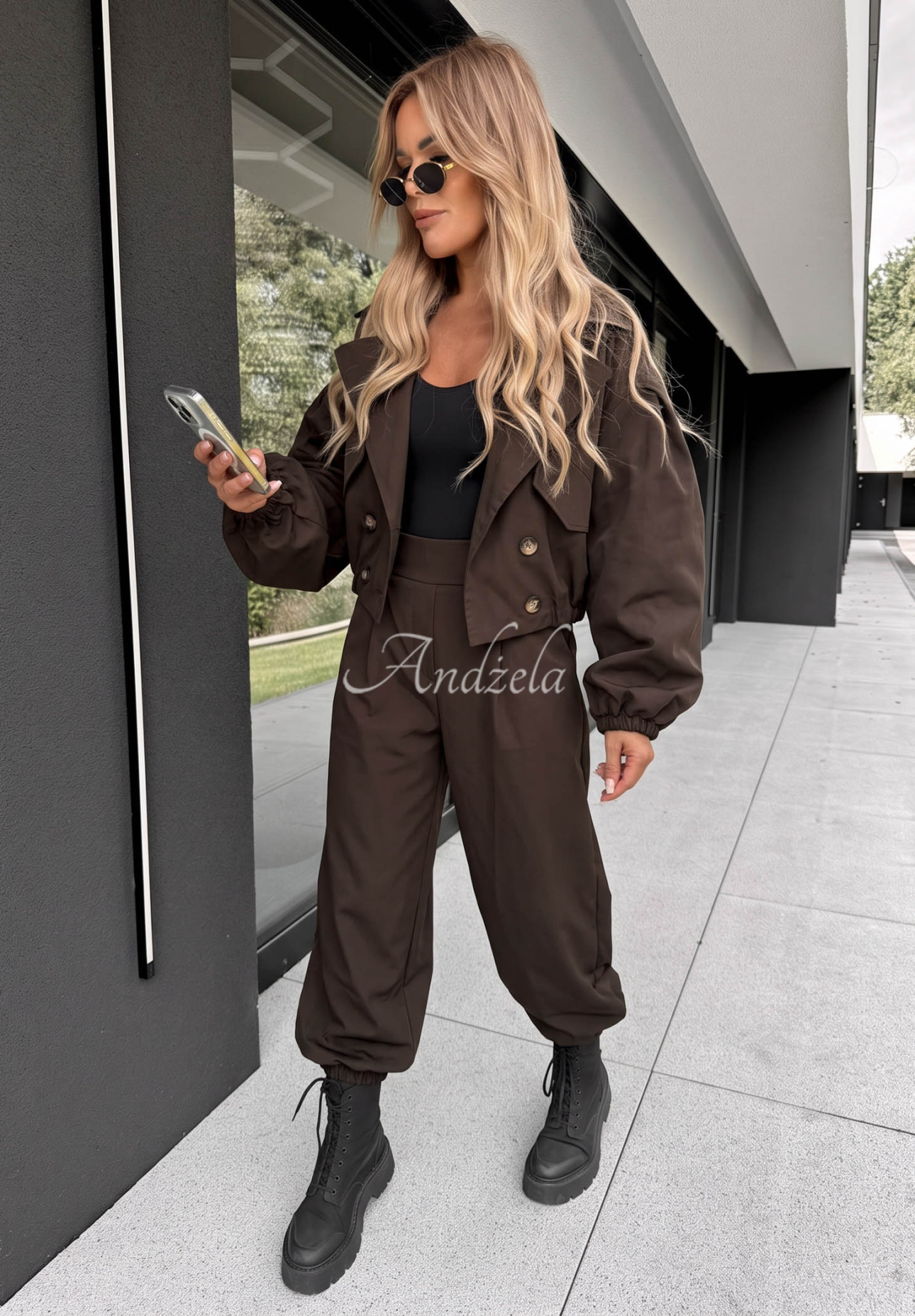 Látkové jogger nohavice True Basic čokoládové