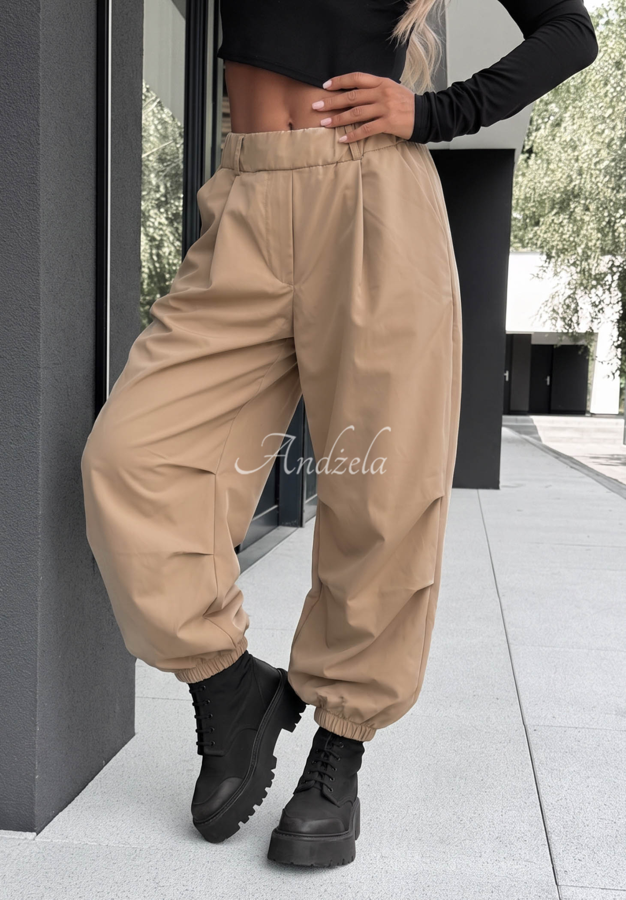 Látkové jogger nohavice True Basic béžové