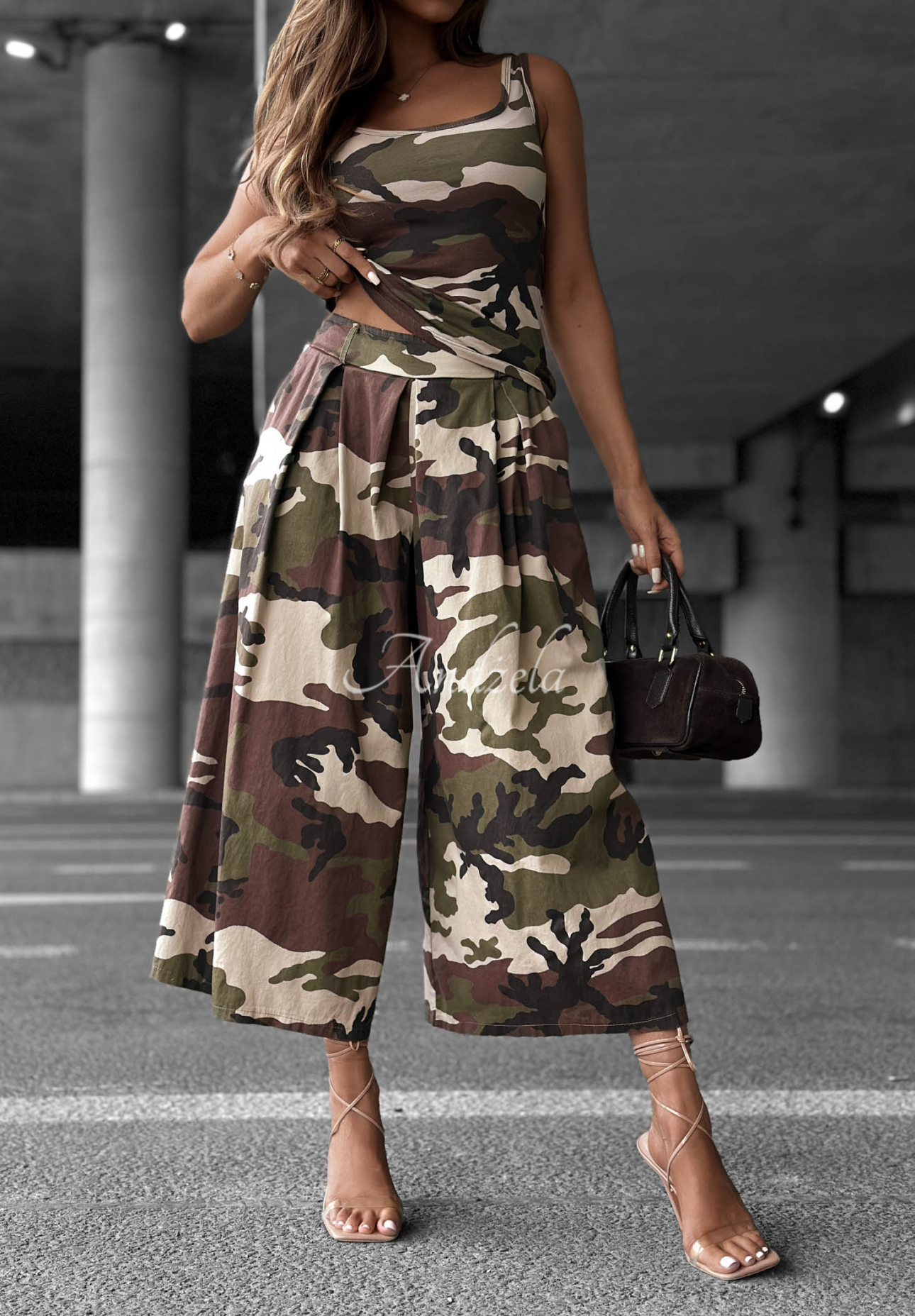 Látkové nohavice wide leg so záhybmi s maskačovým vzorom Wild Energy khaki