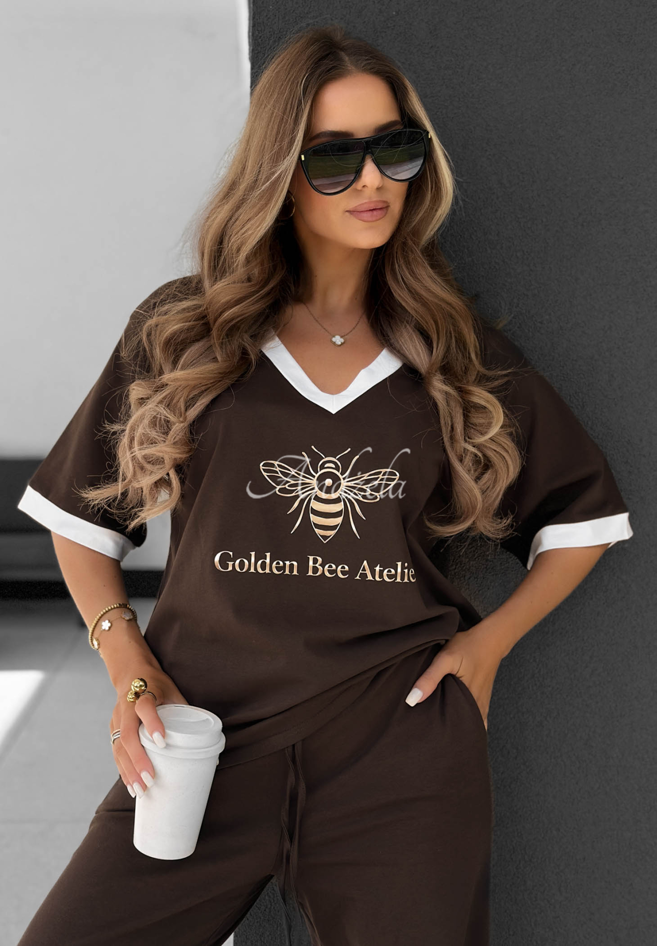 Bavlnené tričko s potlačou Golden Bee Atelier čokoládový