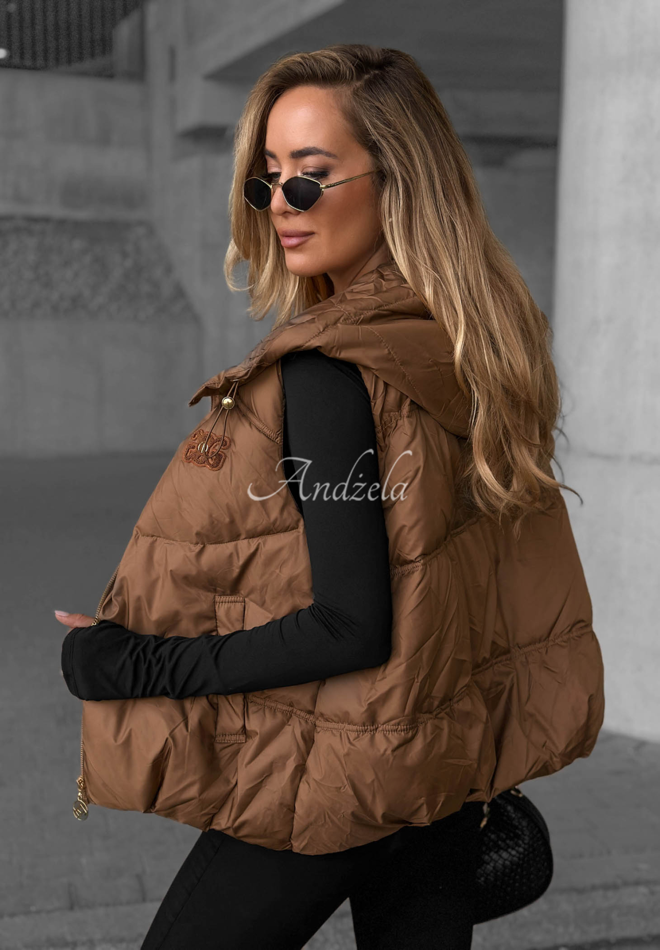 Prešívaná vesta s kapucňou Cinnamon Sky ťavia
