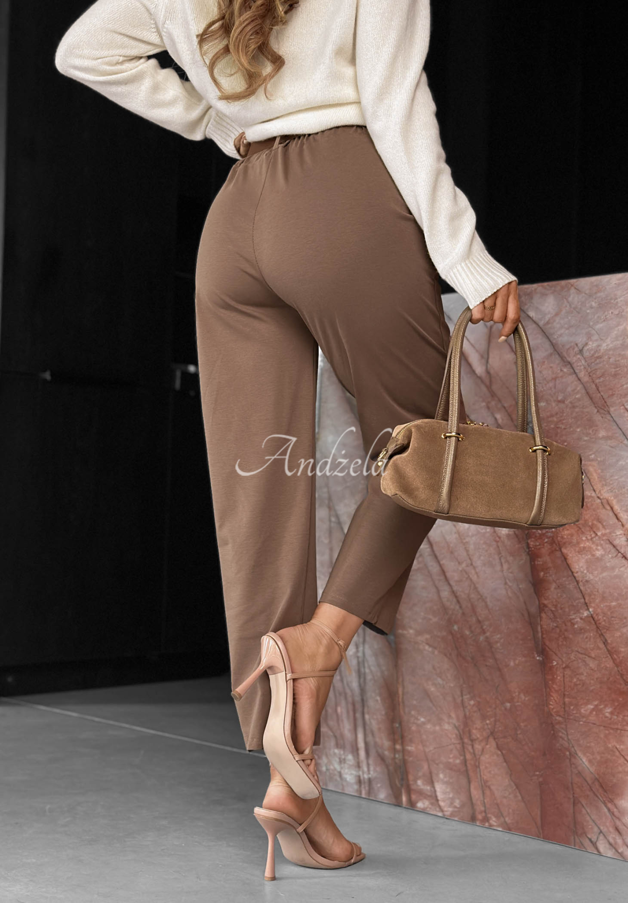 Bavlnené nohavice mom fit s viskózou a opaskom Urban Grace Mokka