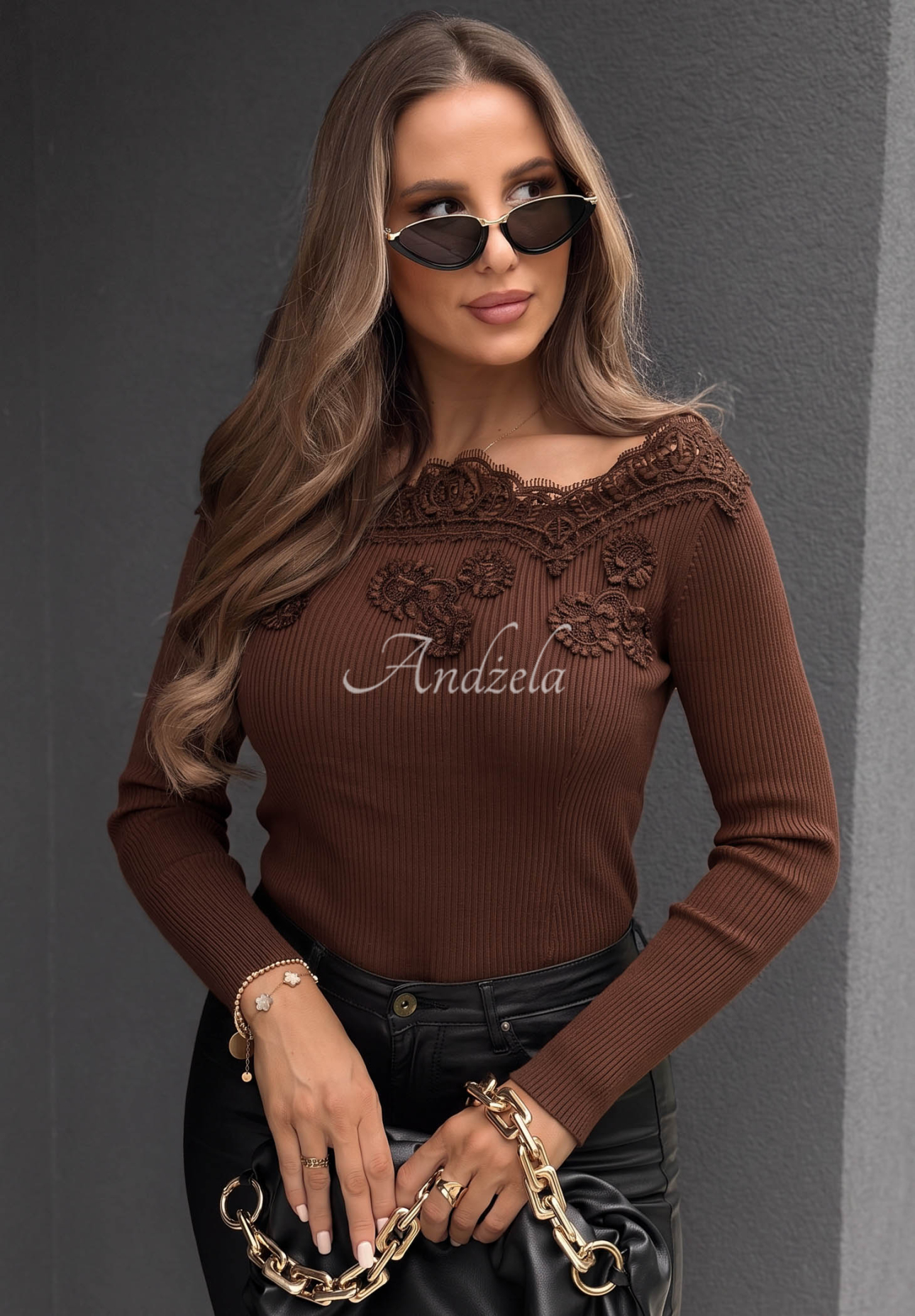 Rebrovaná viskózová blúzka off shoulder s výšivkami Pure Grace čokoládová