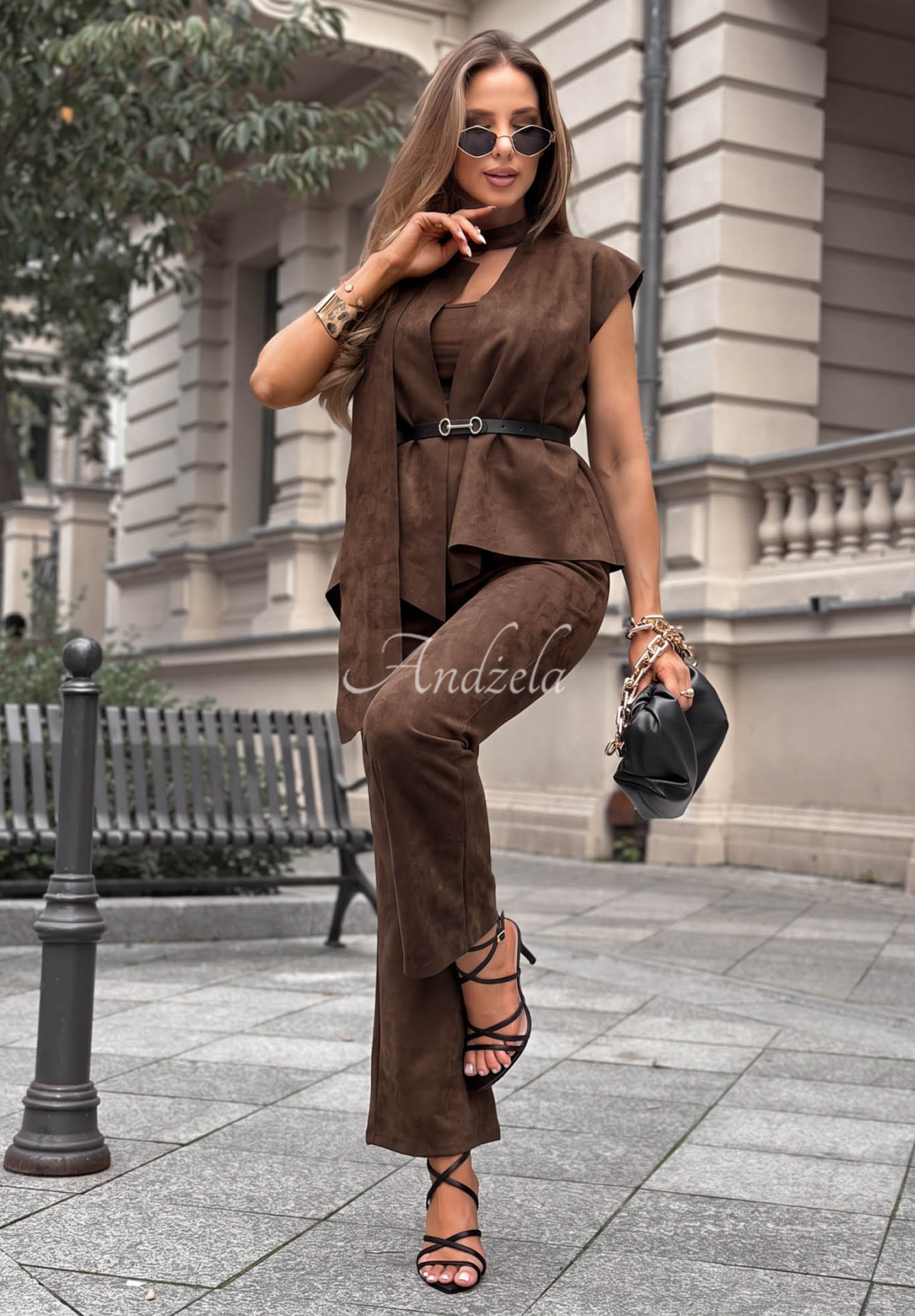 Elegantná semišová súprava vesta a nohavice Autumn Atelier čokoládový