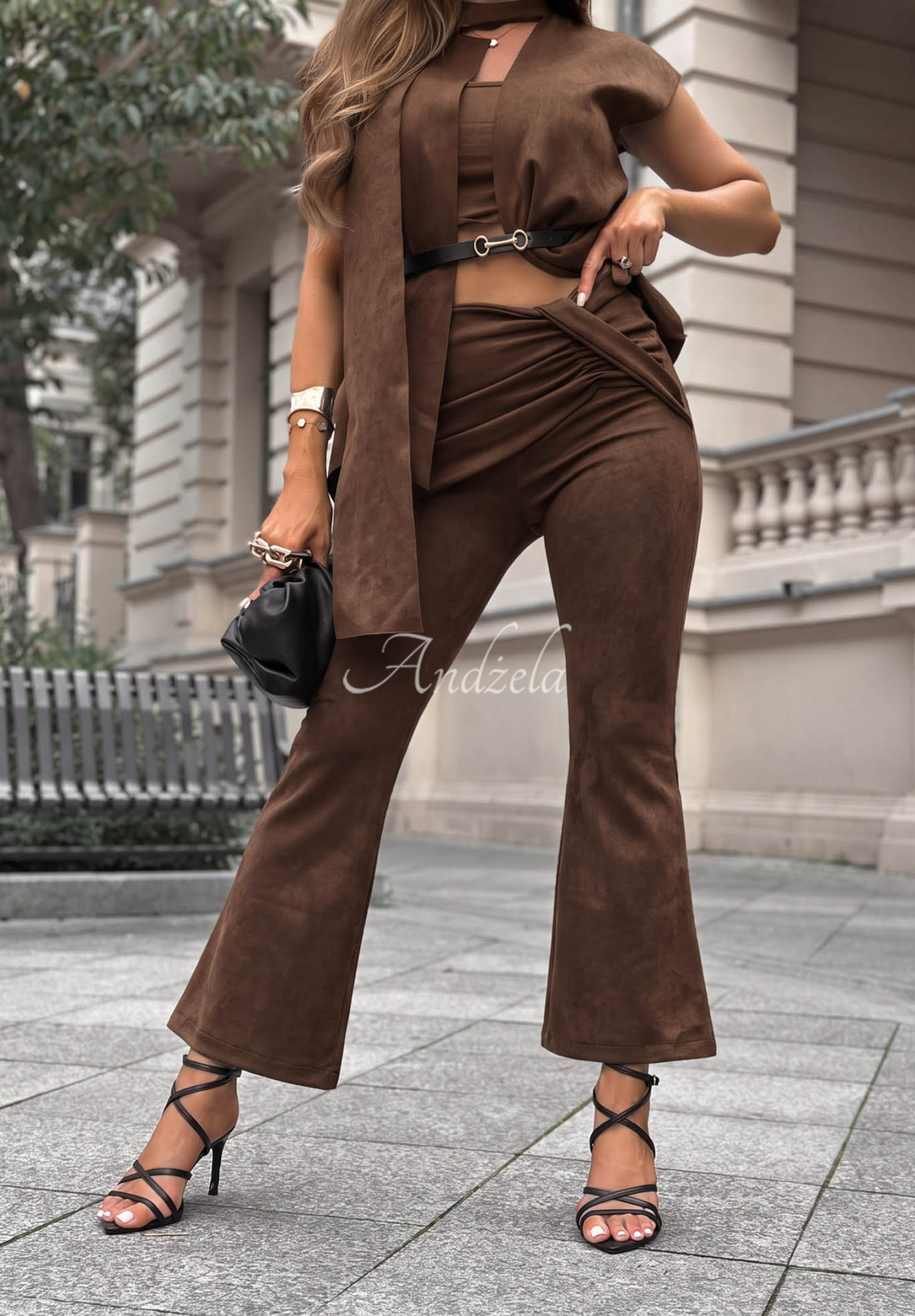 Elegantná semišová súprava vesta a nohavice Autumn Atelier čokoládový