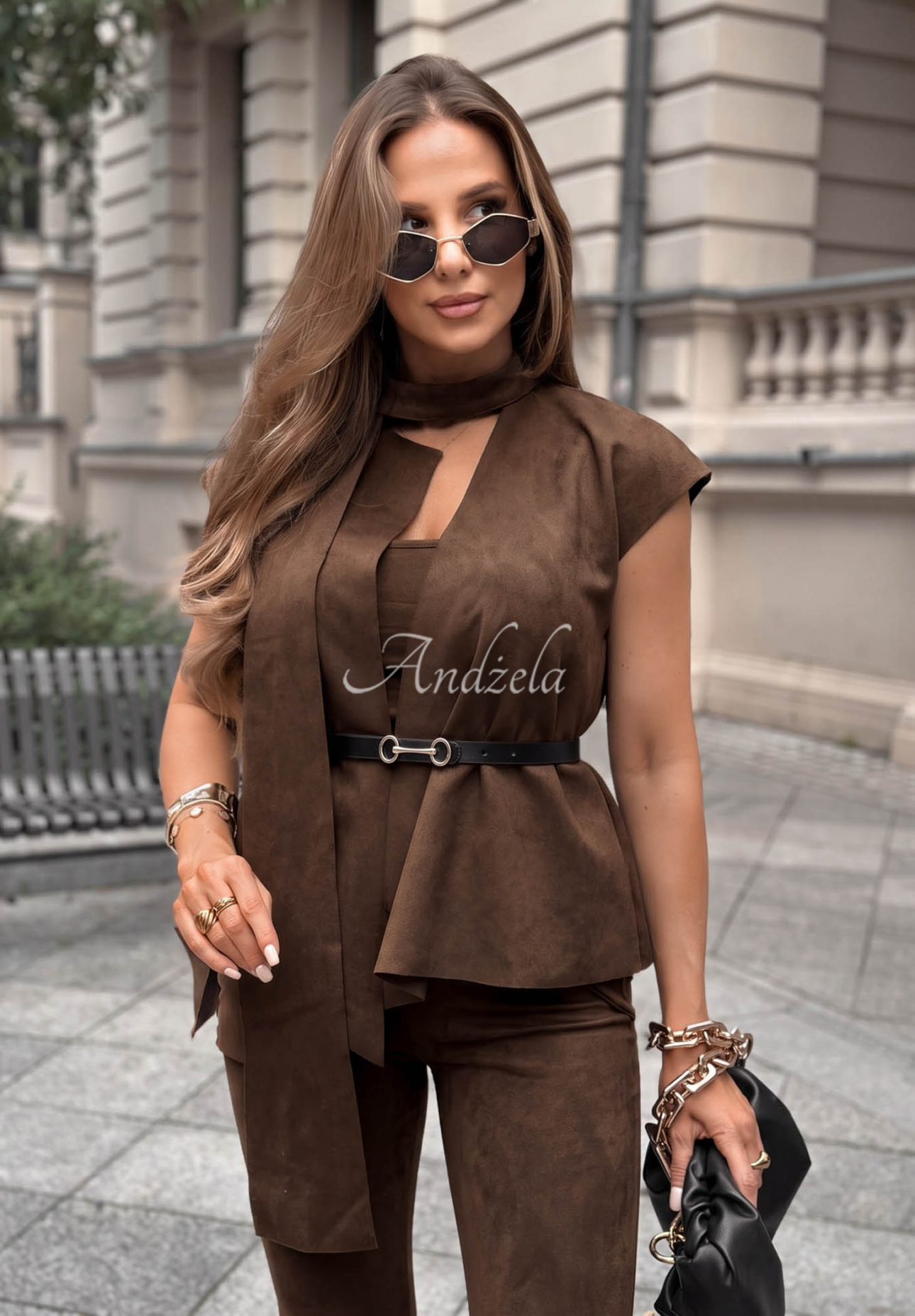 Elegantná semišová súprava vesta a nohavice Autumn Atelier čokoládový