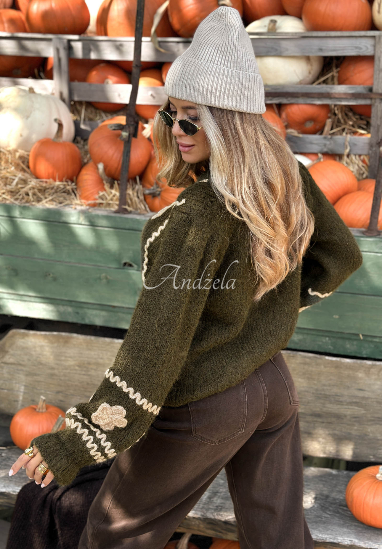 Viskózový sveter s vyšívanými kvetmi Misty Fleur khaki