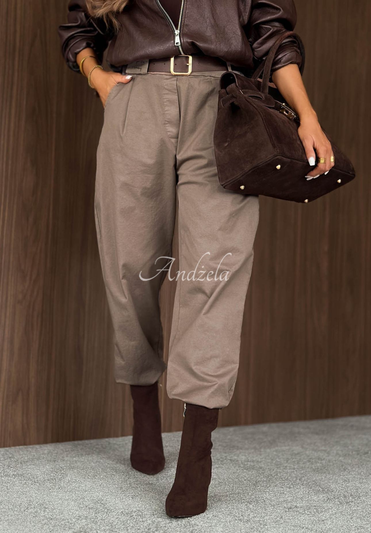 Bavlnené nohavice mom fit s opaskom Casual Look Mokka