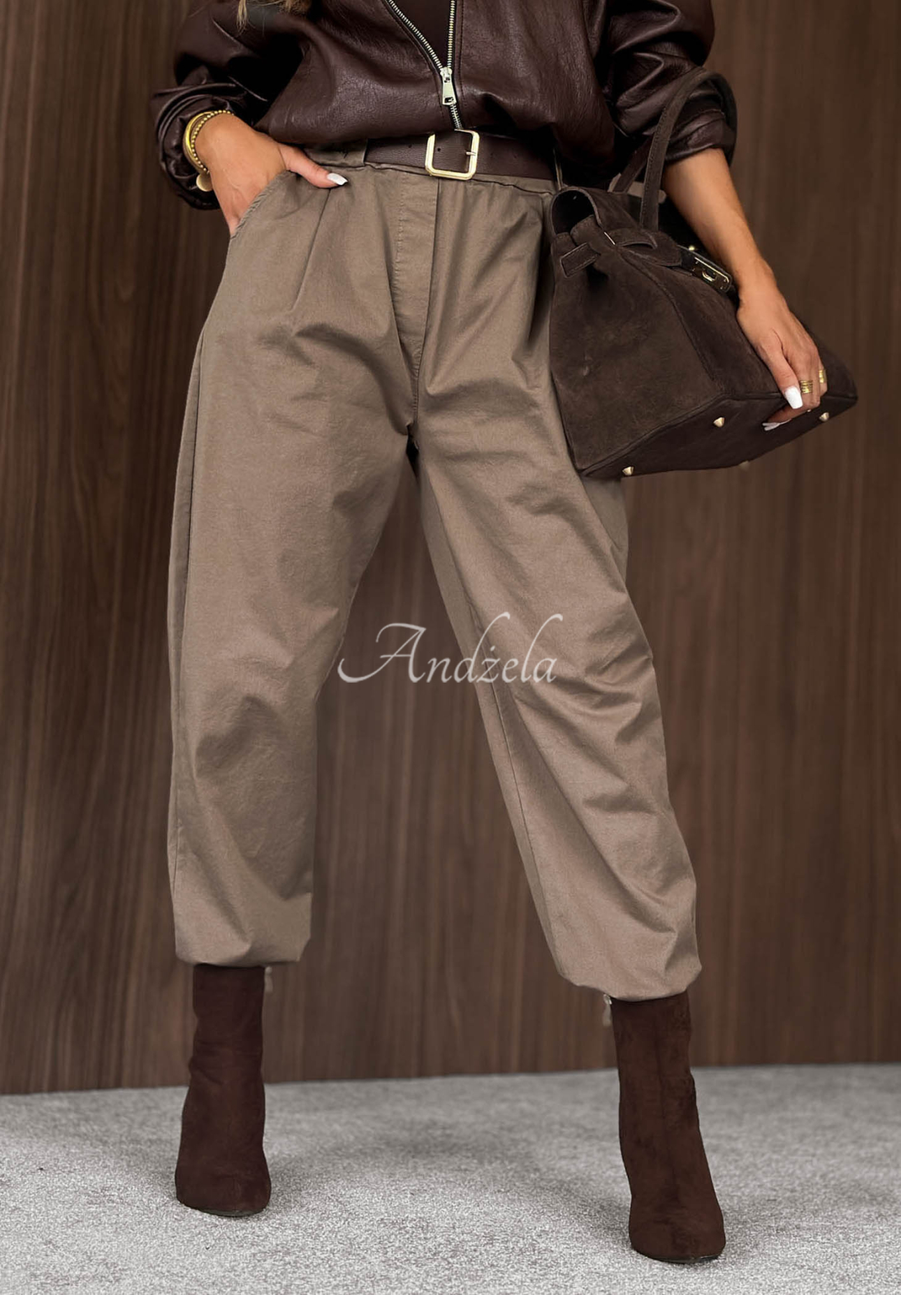 Bavlnené nohavice mom fit s opaskom Casual Look Mokka
