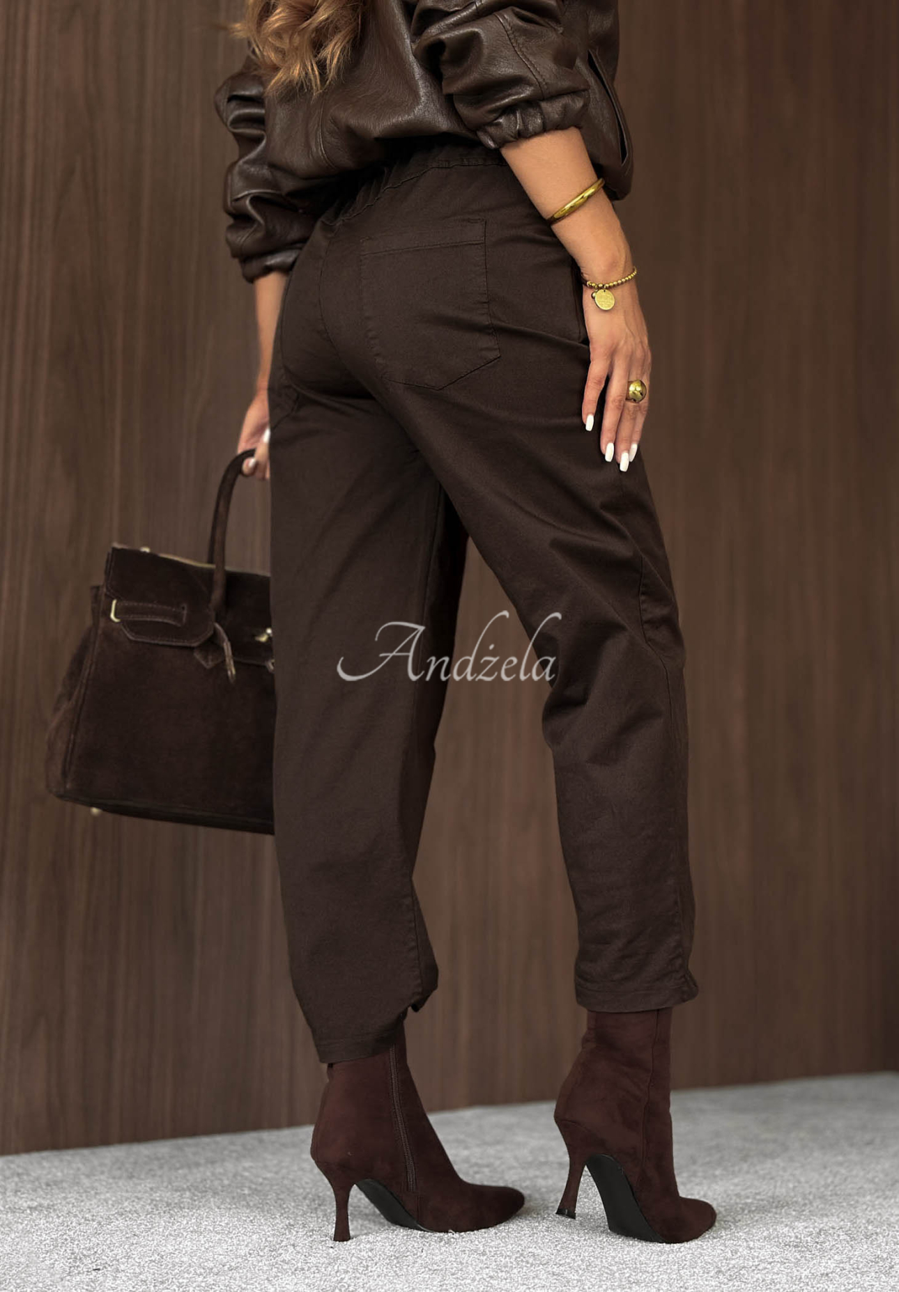 Bavlnené nohavice mom fit s opaskom Casual Look čokoládové