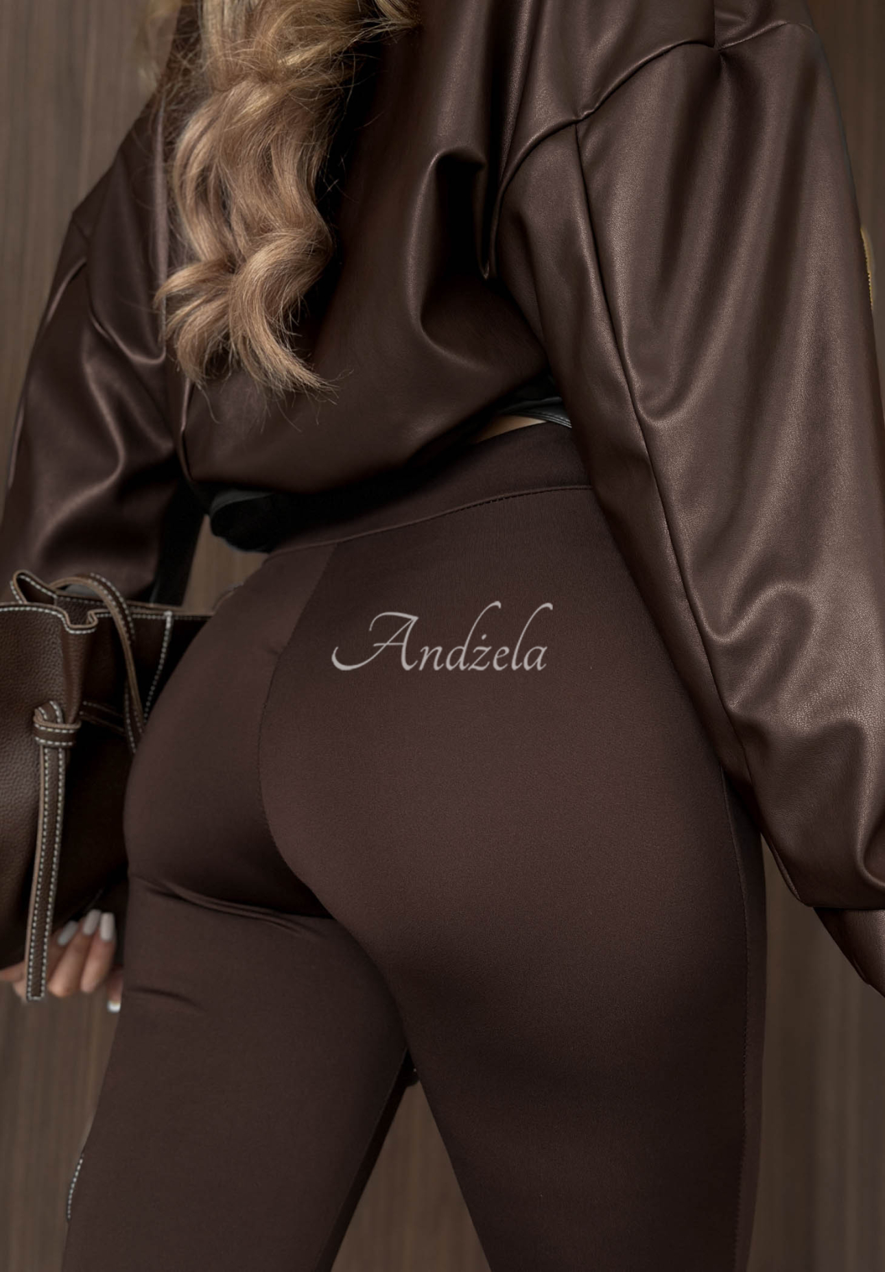 Hladké priliehavé legíny so zápätkami Fine Shape čokoládové