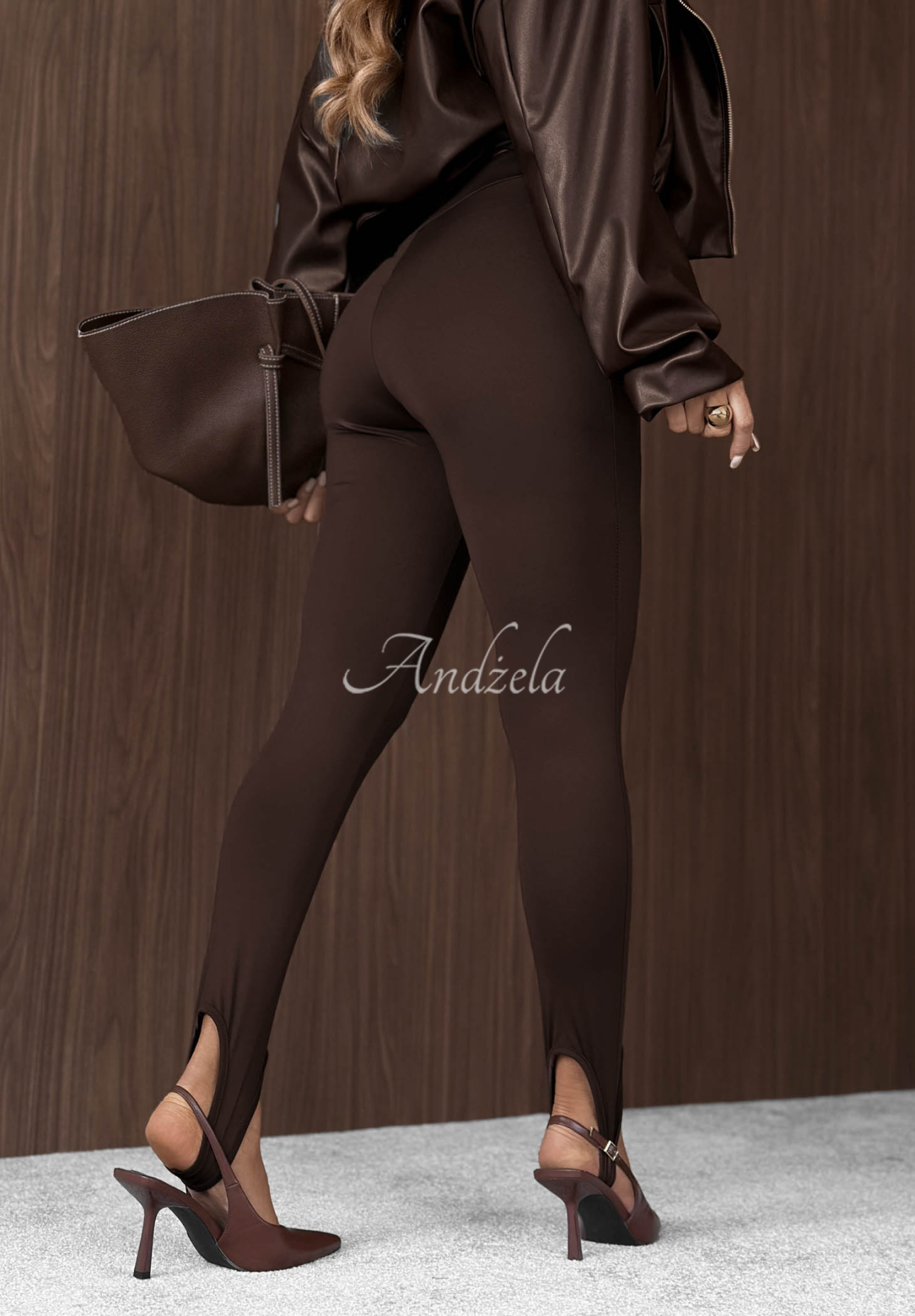 Hladké priliehavé legíny so zápätkami Fine Shape čokoládové