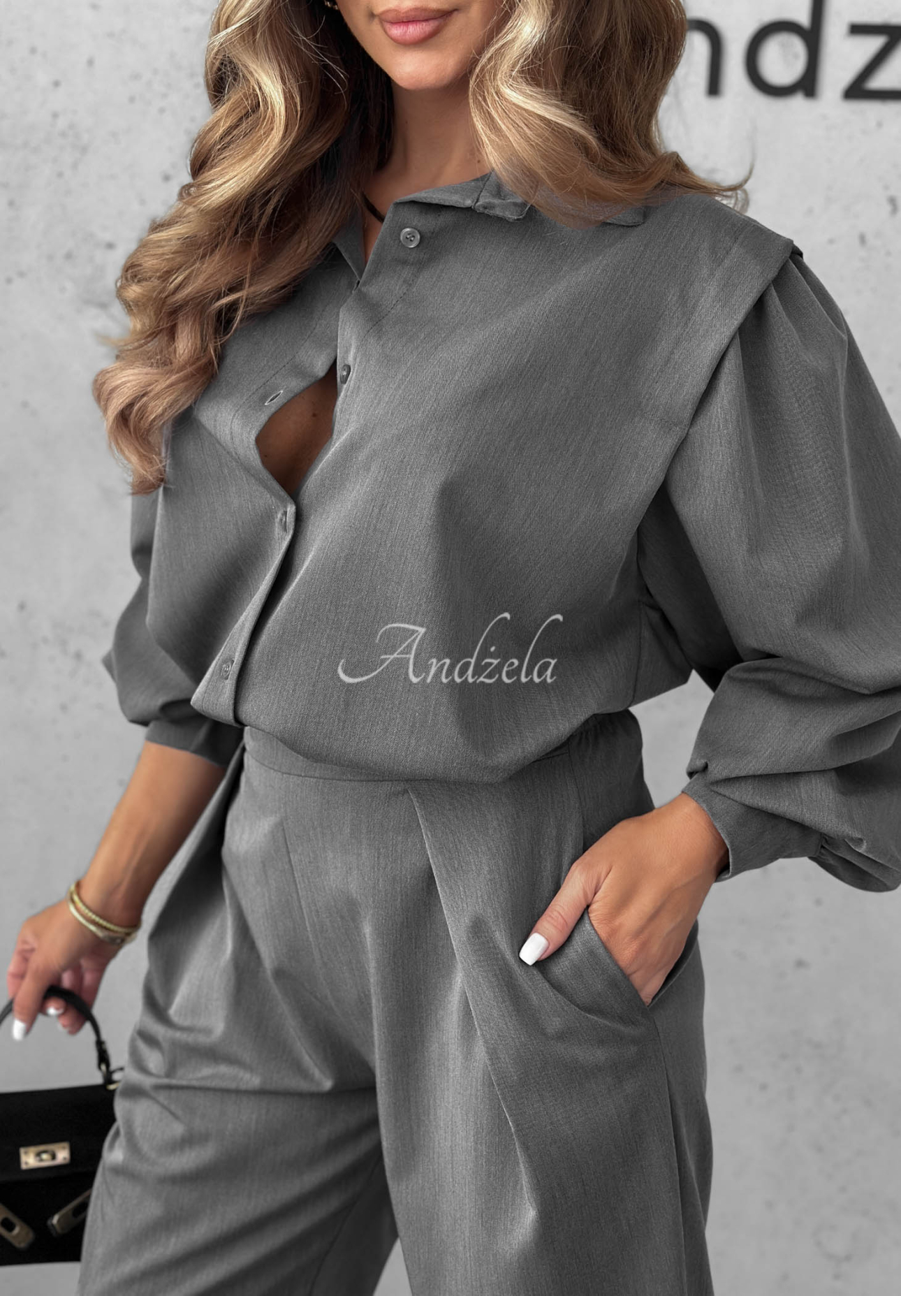 Elegantná súprava košeľa a nohavice so záhybmi Modern Femme sivý