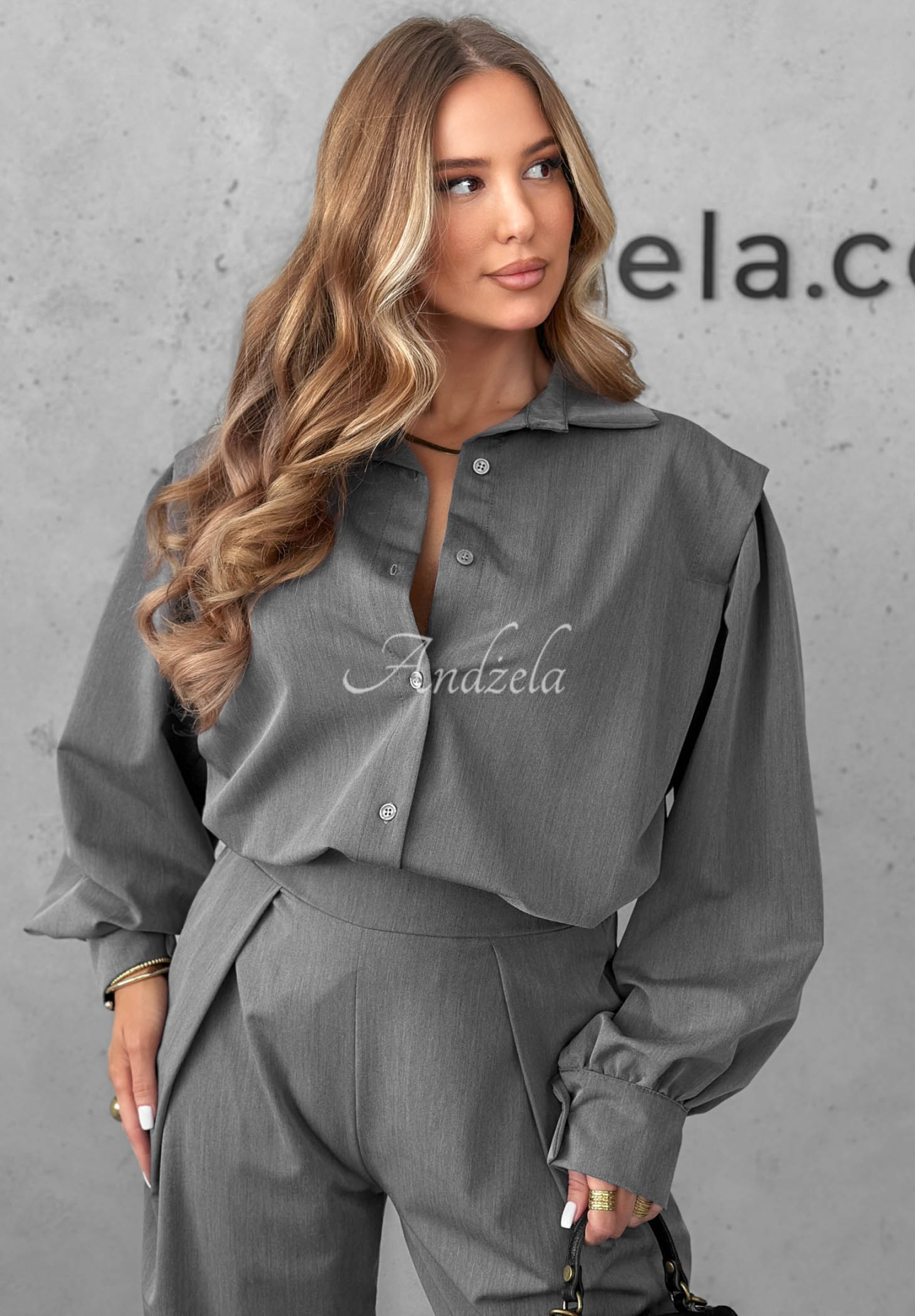 Elegantná súprava košeľa a nohavice so záhybmi Modern Femme sivý