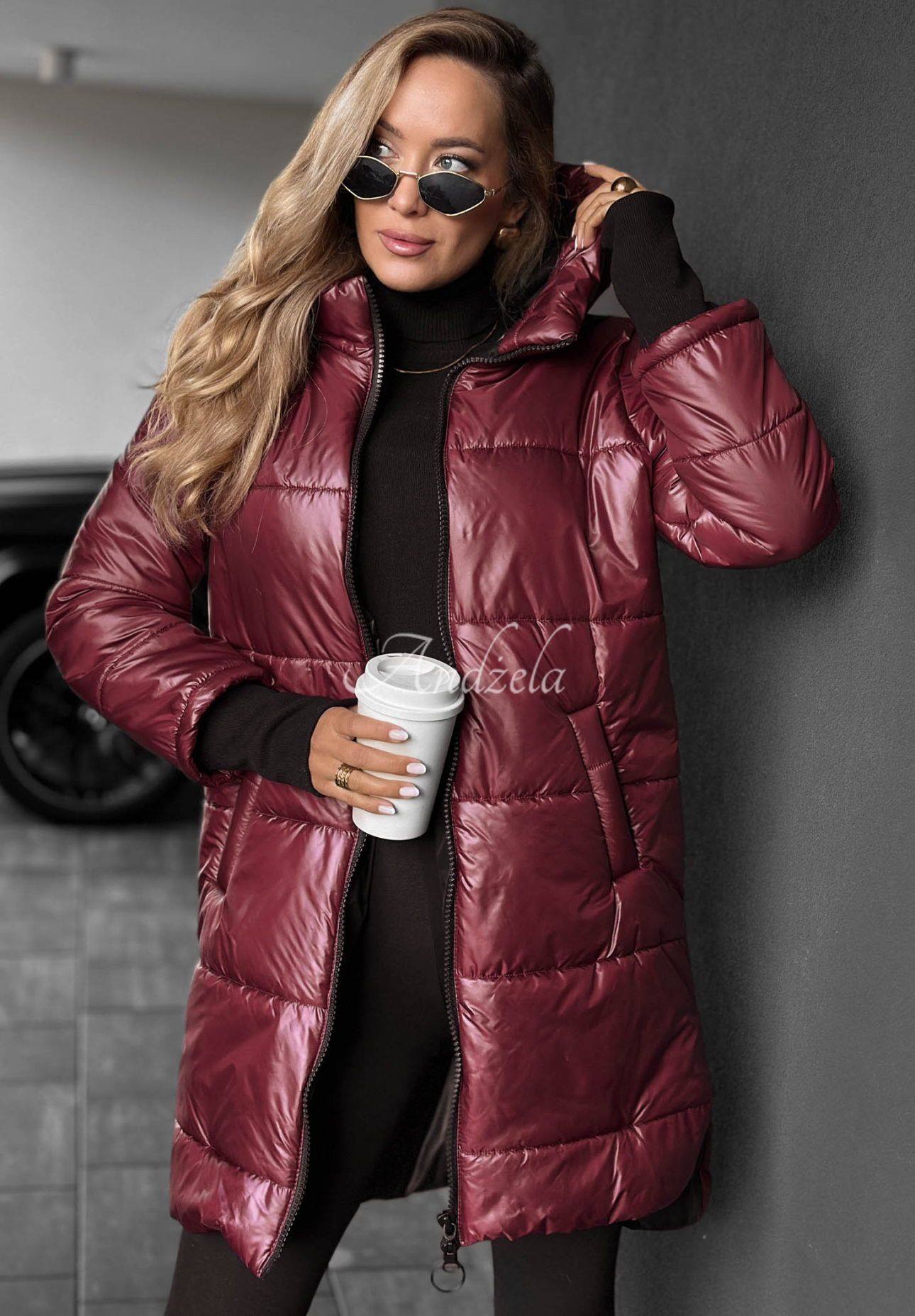 Dlhá prešívaná bunda s kapucňou Cinnamon Latte bordová