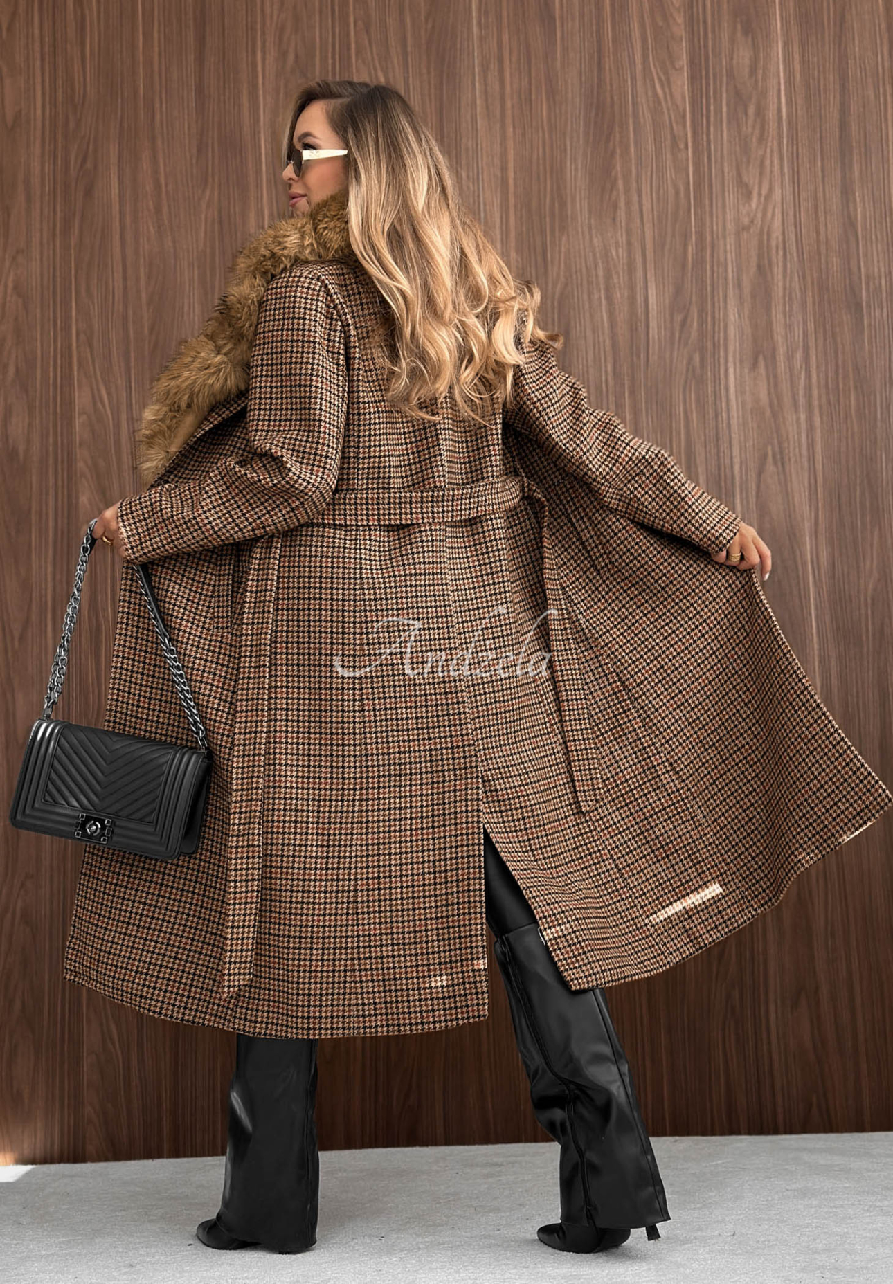 Dlhý kockovaný kabát s kožušinou a opaskom Miss Fall ťavý