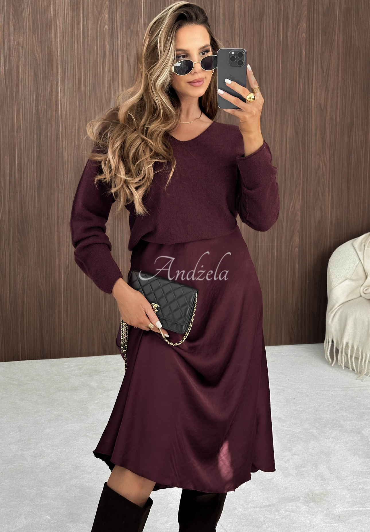 Ľahký viskózový sveter s výstrihom do V Amber Woods cučoriedkový