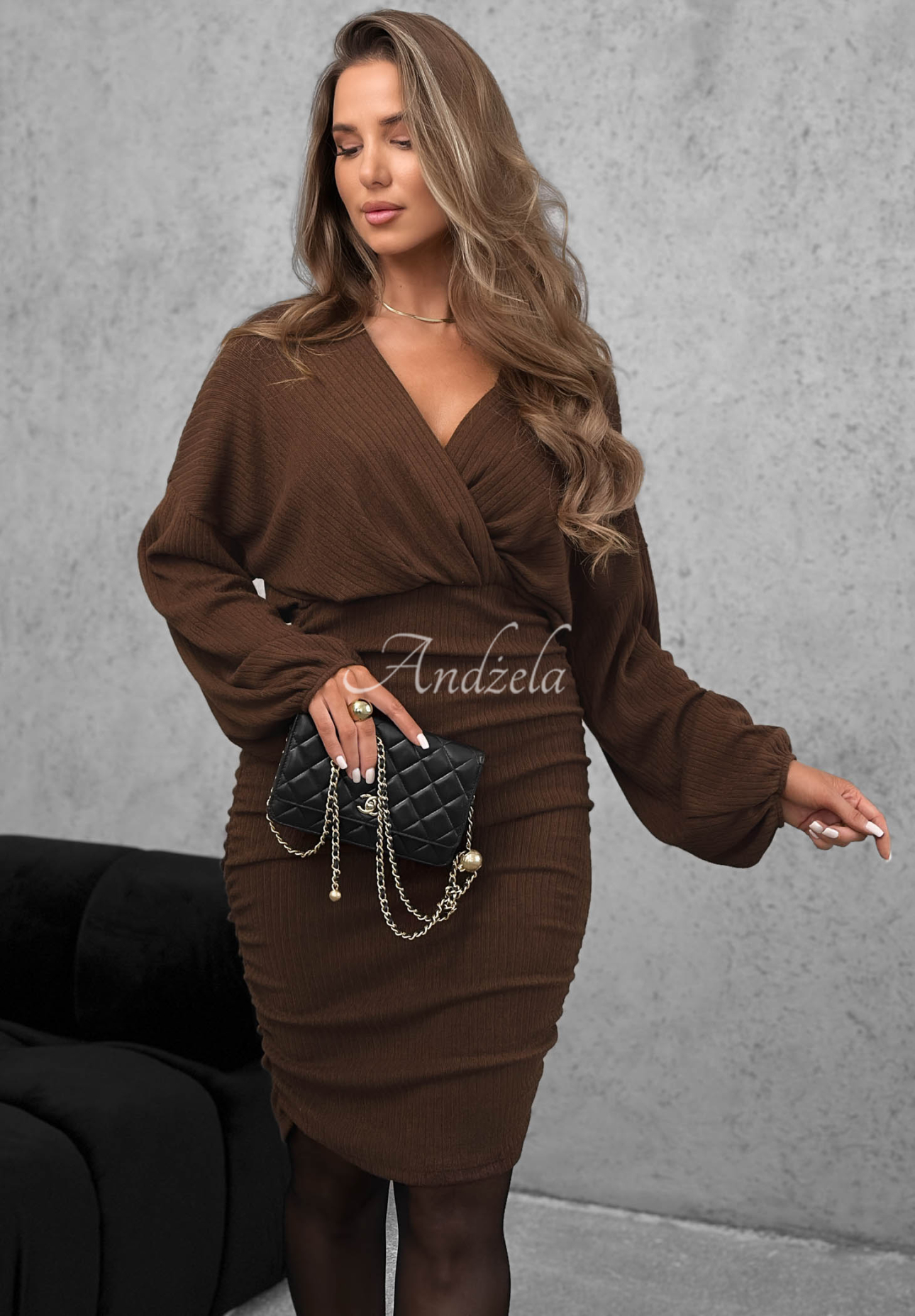 Viskózové šaty so zavinovacím výstrihom a riasením Miss Attitude čokoládová