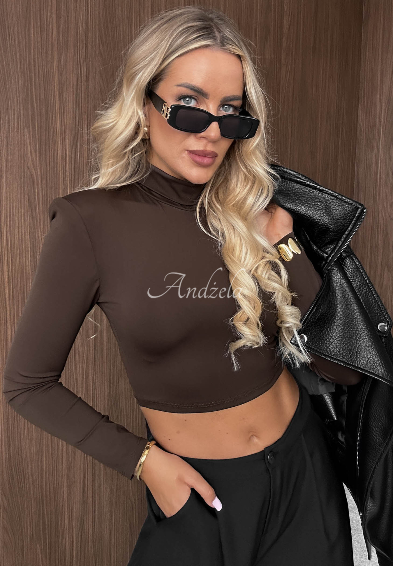 Krátka blúzka longsleeve s polorolákom Sassy Muse čokoládová