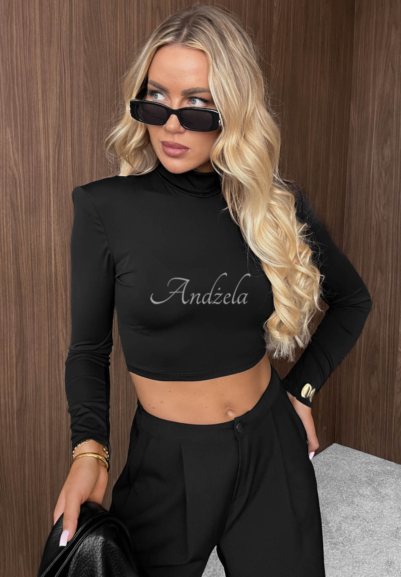 Krátka blúzka longsleeve s polorolákom Sassy Muse čierna