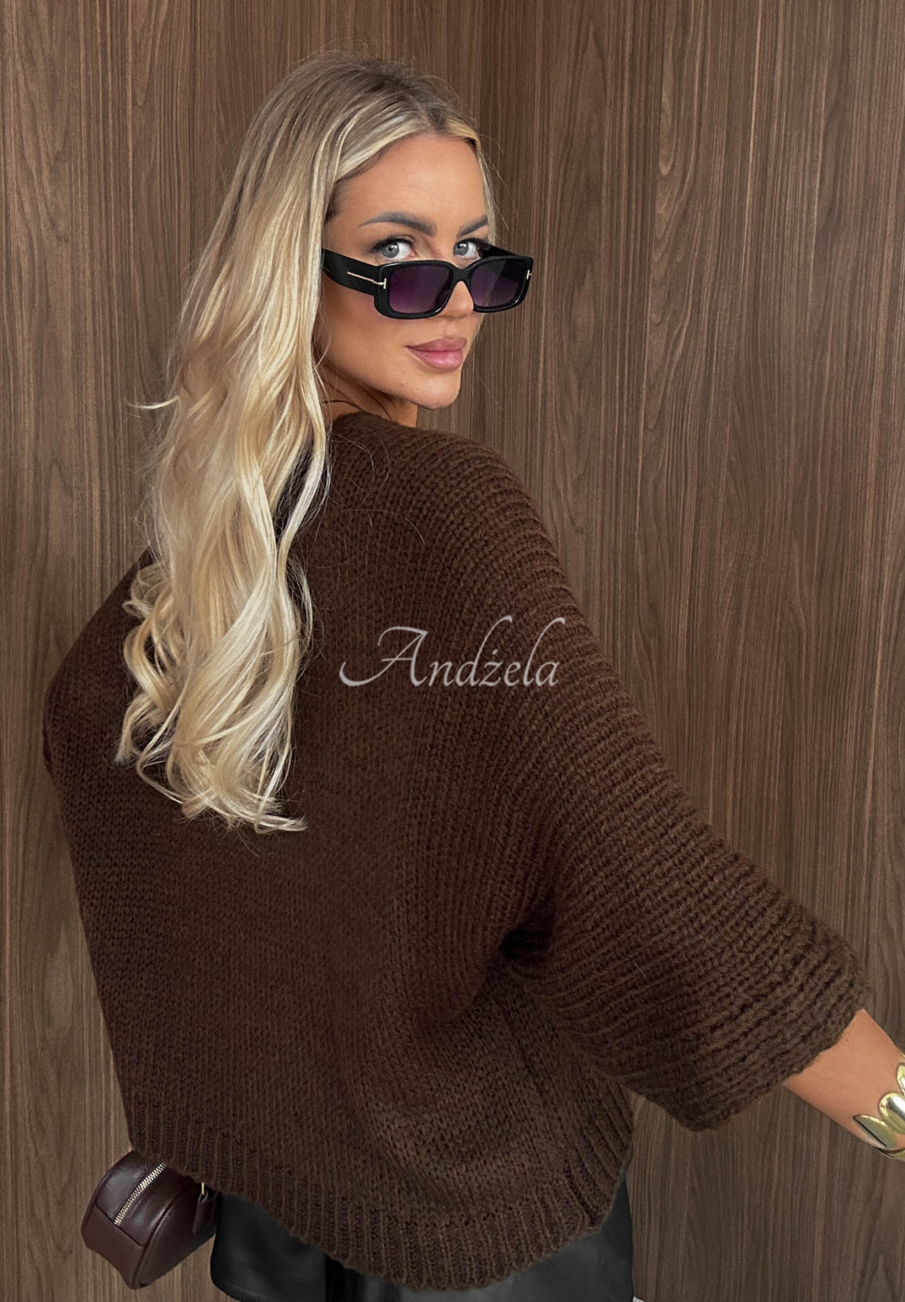 Oversize sveter s výstrihom Warm Affair čokoládový