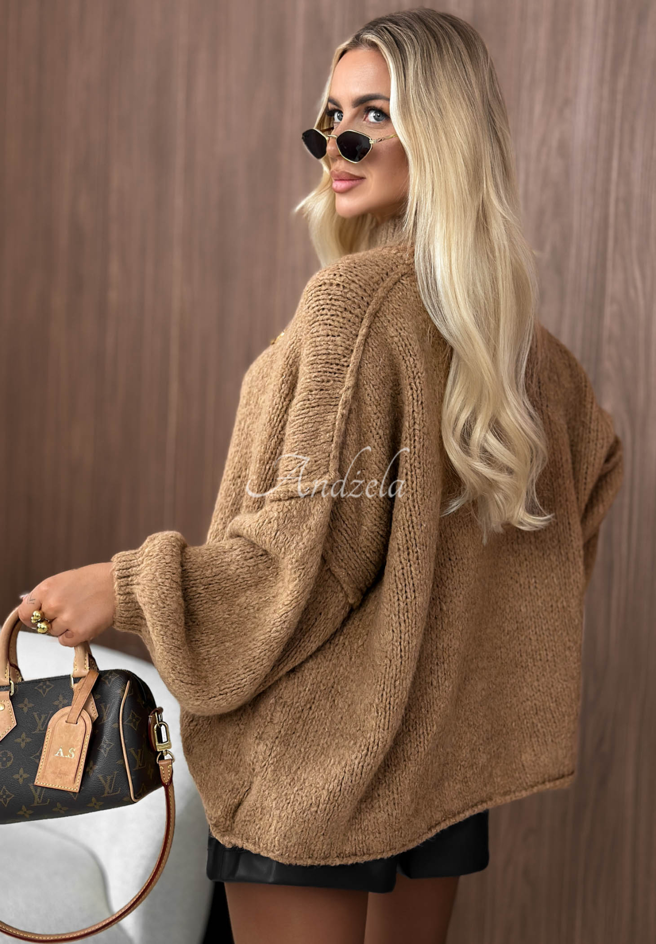 Mäkký oversize sveter s vlnou a viskózou Lola Love ťavý