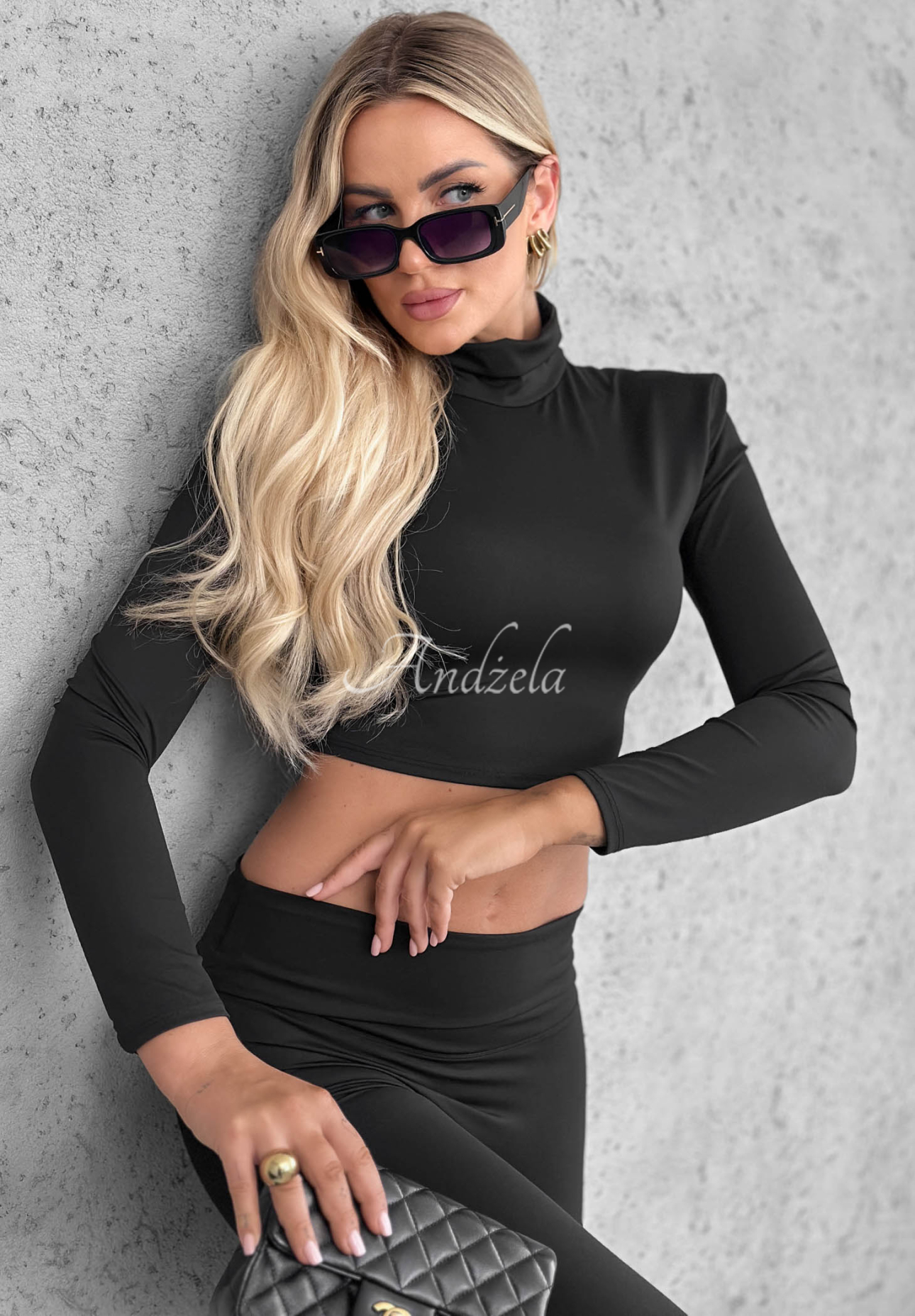 Krátka blúzka longsleeve s polorolákom Sassy Muse čierna