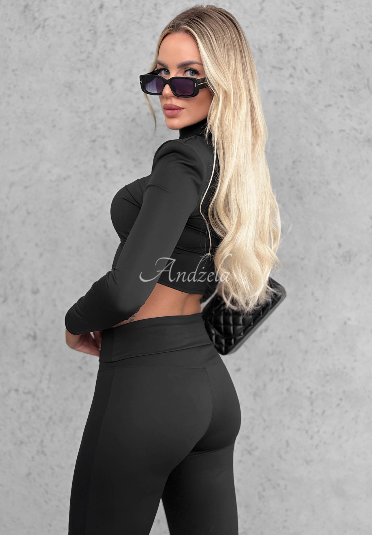 Krátka blúzka longsleeve s polorolákom Sassy Muse čierna