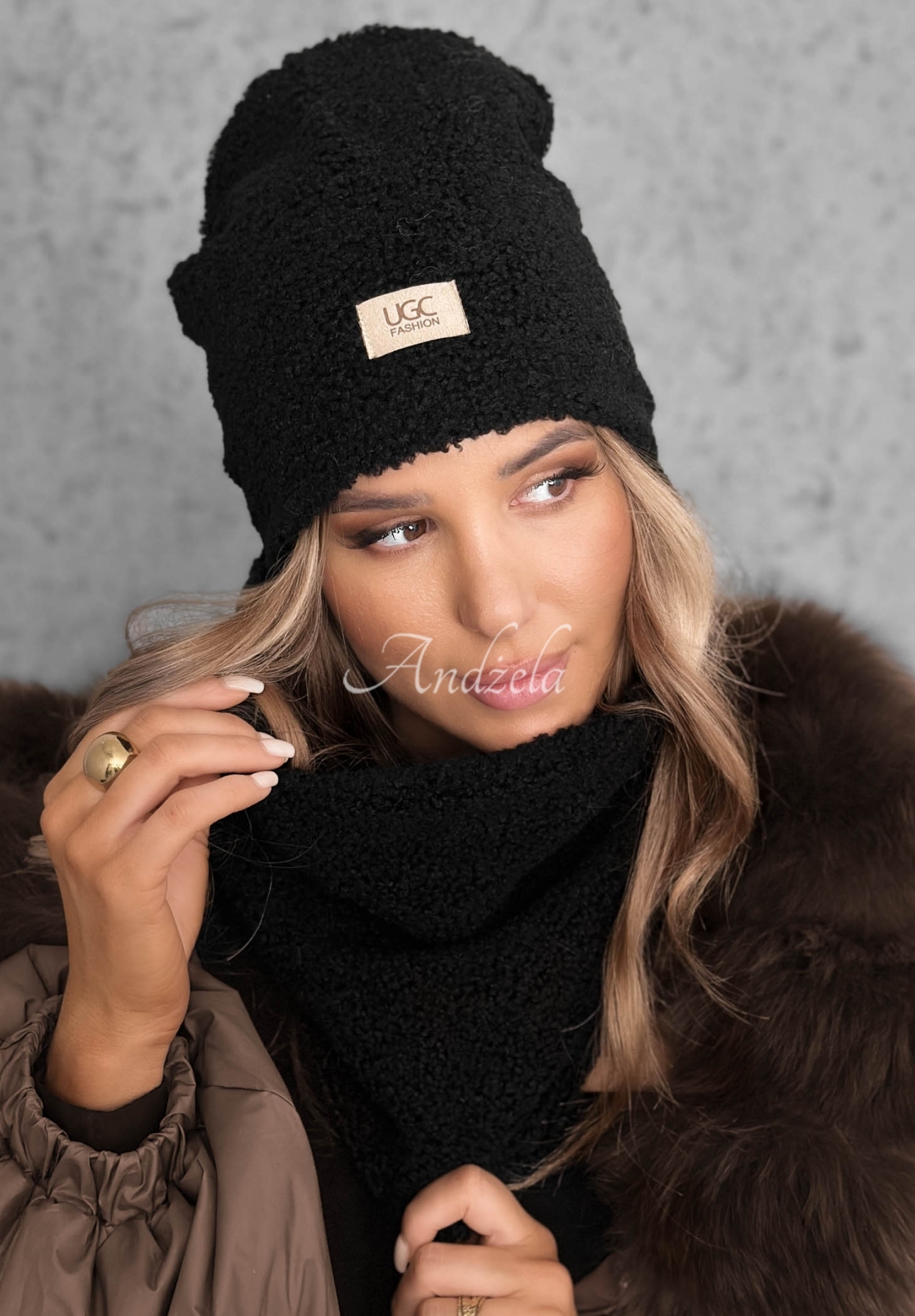 Súprava čiapka a komín s kožúškom Winter Lady čierne