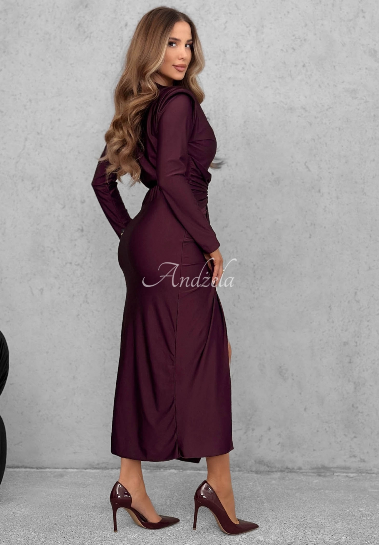 Elegantné maxi šaty s riasením a viskózou So Elegant čučoriedková