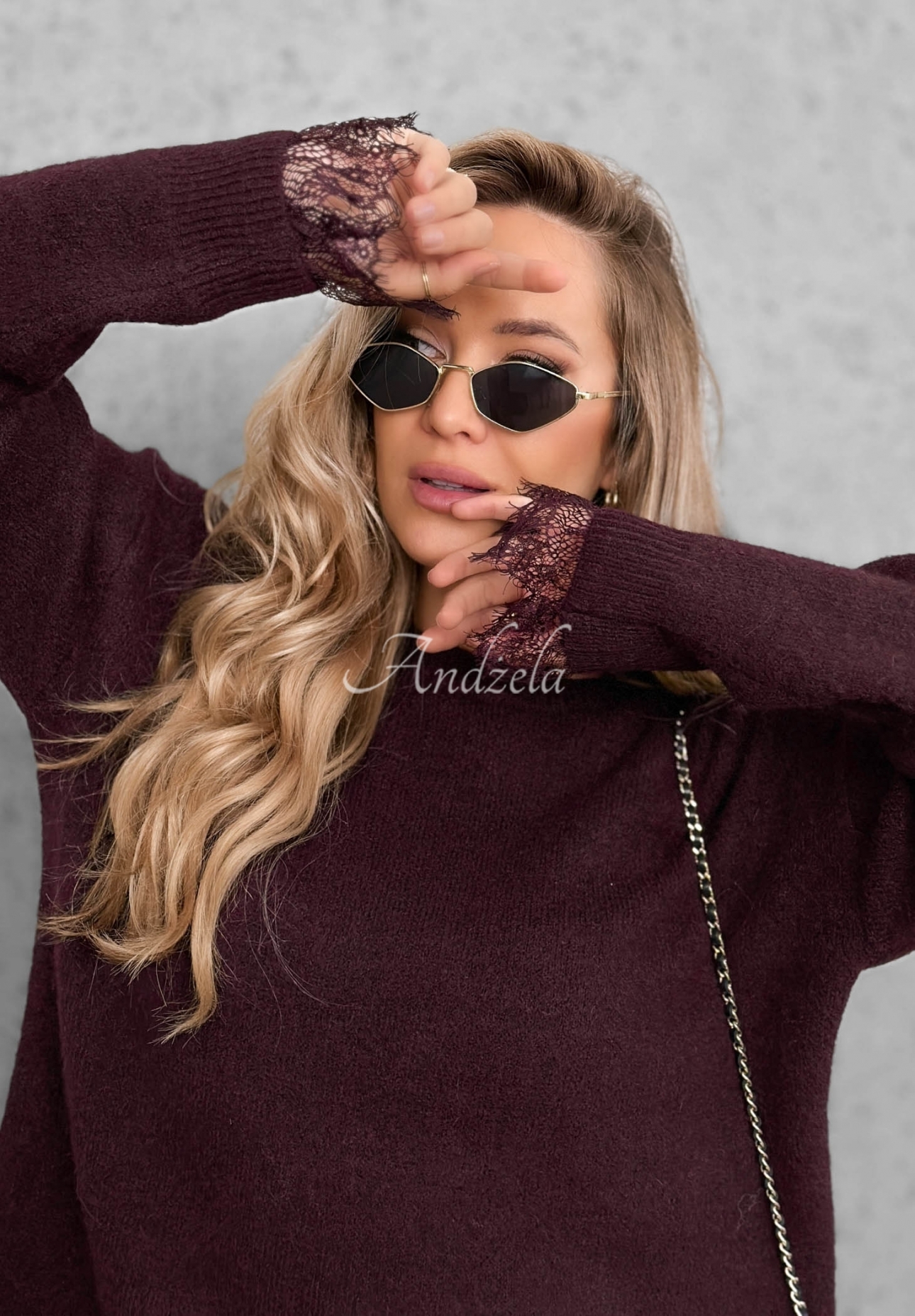 Oversize sveter s vlnou a čipkou Cozy Softness bordová