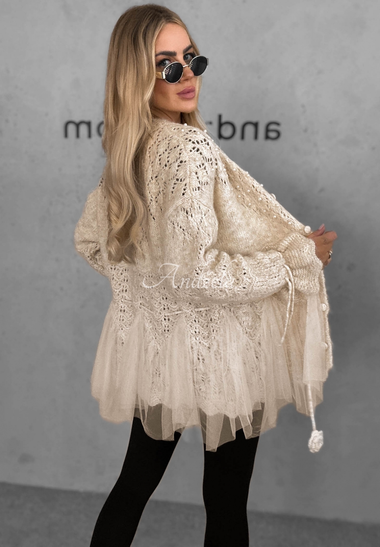 Ozdobne pletený kardigan s vlnou, perlami a tylom Blush Darling béžový