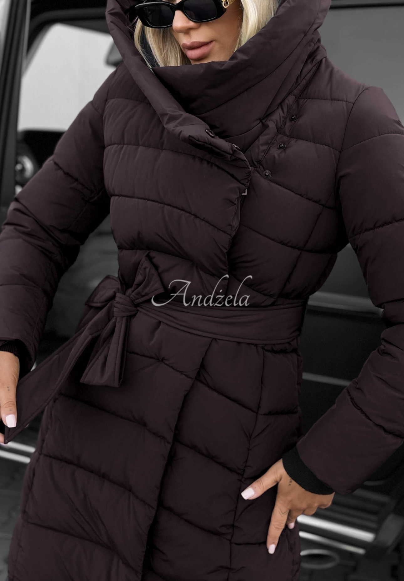 Dlhá prešívaná bunda s kapucňou a opaskom Snow Empress čučoriedková