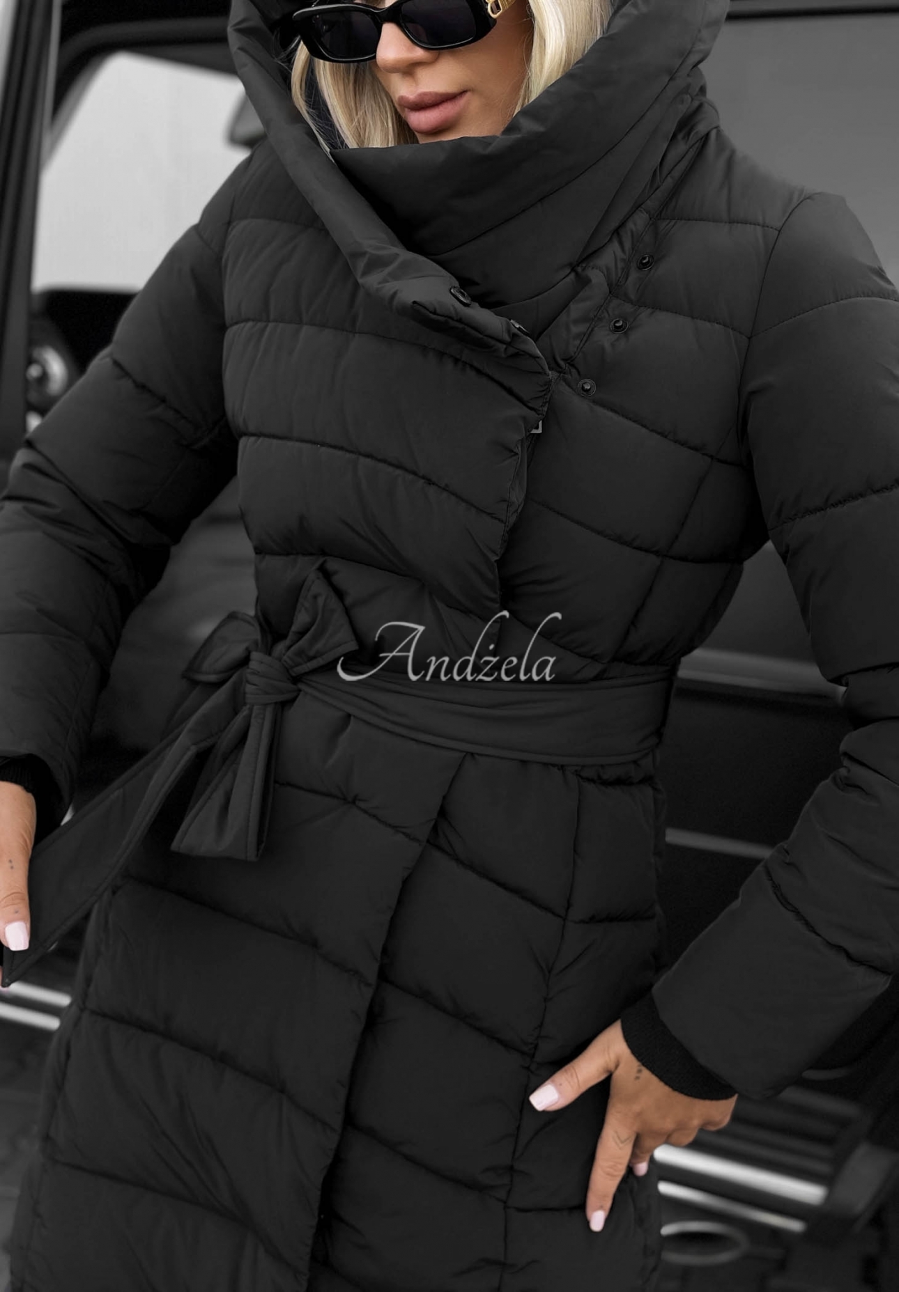 Dlhá prešívaná bunda s kapucňou a opaskom Snow Empress čierna
